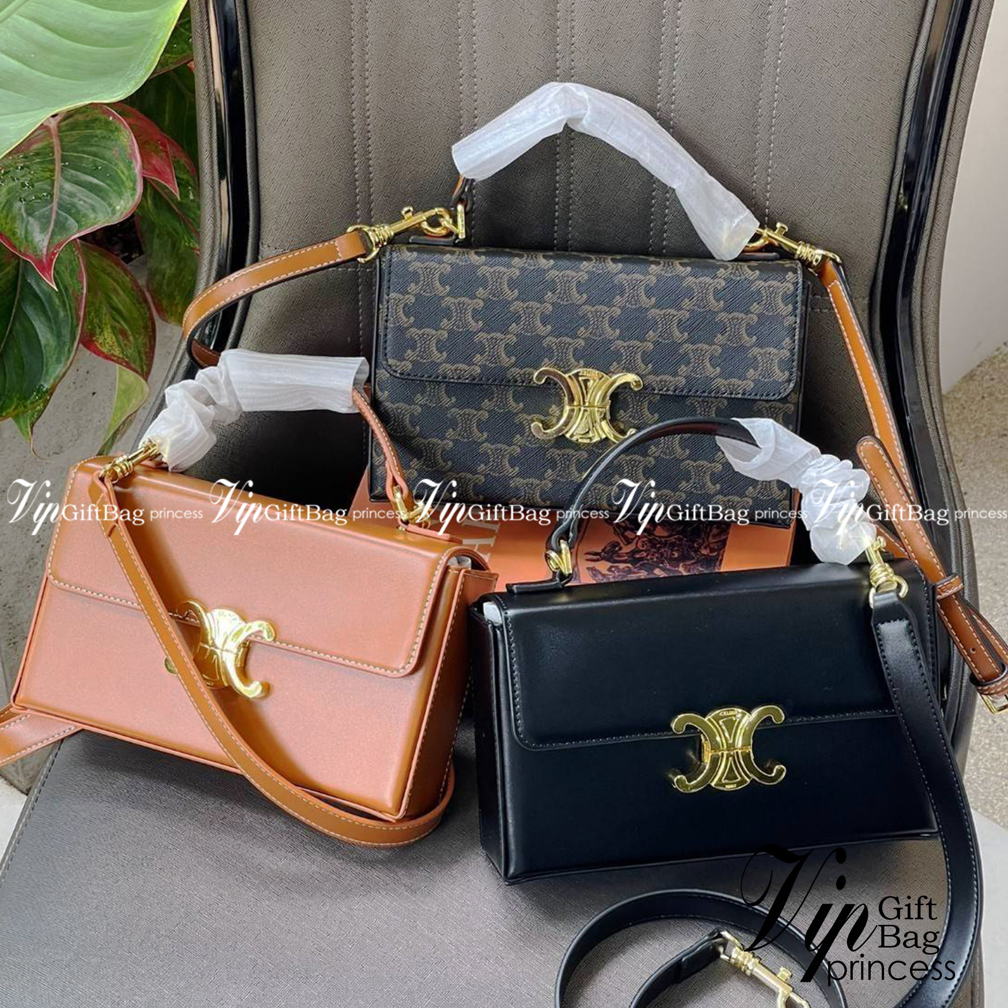 Celine Triomphe shoulder handbag Bag / Celine box triomphe in Natural Calfskin Tan กระเป๋าสะพายเรียบหรูและดูทันสมัยใบนี้ออกมา ให้คุณเลือกสะพายในชีวิตประจำวันเข้ากับการแต่งตัวสบาย ๆ หรือถอดสายถืงออกงานปาร์ตี้สังสรรค์ ก็ช่วยให้คุณดูโดดเด่นได้เช่นกัน นอกจากน