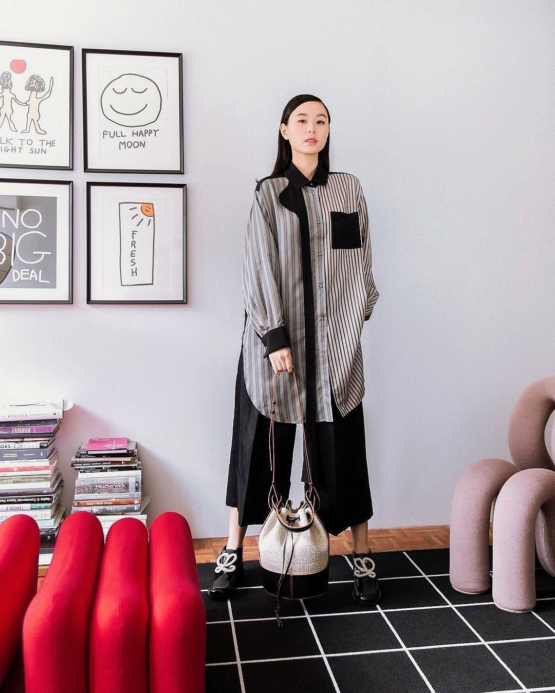 พรีเมี่ยมกิ๊ฟแท้ 100% 】LOEWE CROSSBODY ANAGRAM BUCKET BAG GIFT WITH PURCHASE (GWP) กระเป๋าถือหรือสะพายพรีเมี่ยมกิ๊ฟ Limited จาก LOEWE PERFUME DUTYFREE COUNTER รุ่นใหม่ล่าสุด Rare items หายากสุดเลอค่าวัสดุ Anagram Canvas ตัดหนังแท้ Calfskin สุดคลาสสิค