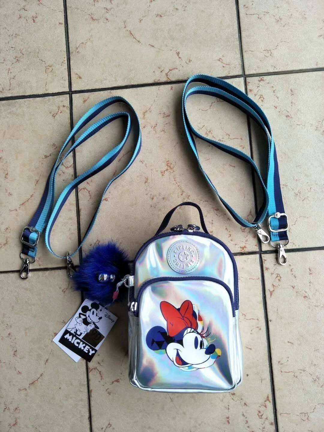 KIPLING D ALBER Small 3-in-1 convertible: bum bag, crossbody or backpack พร้อมส่งความน่ารัก จาก mickey colletion กระเป๋าขนาดกะทัดรัดจาก kipling ใบเล็กน่ารัก ปรับใช้ได้ถึง 3 แบบ เป็นเป้สะพายหลัง ถอดสายถือ หรือใส่สายยาวเป็นกระเป๋าสะพายเฉียงก็ได้ คุ้มค่า น่า