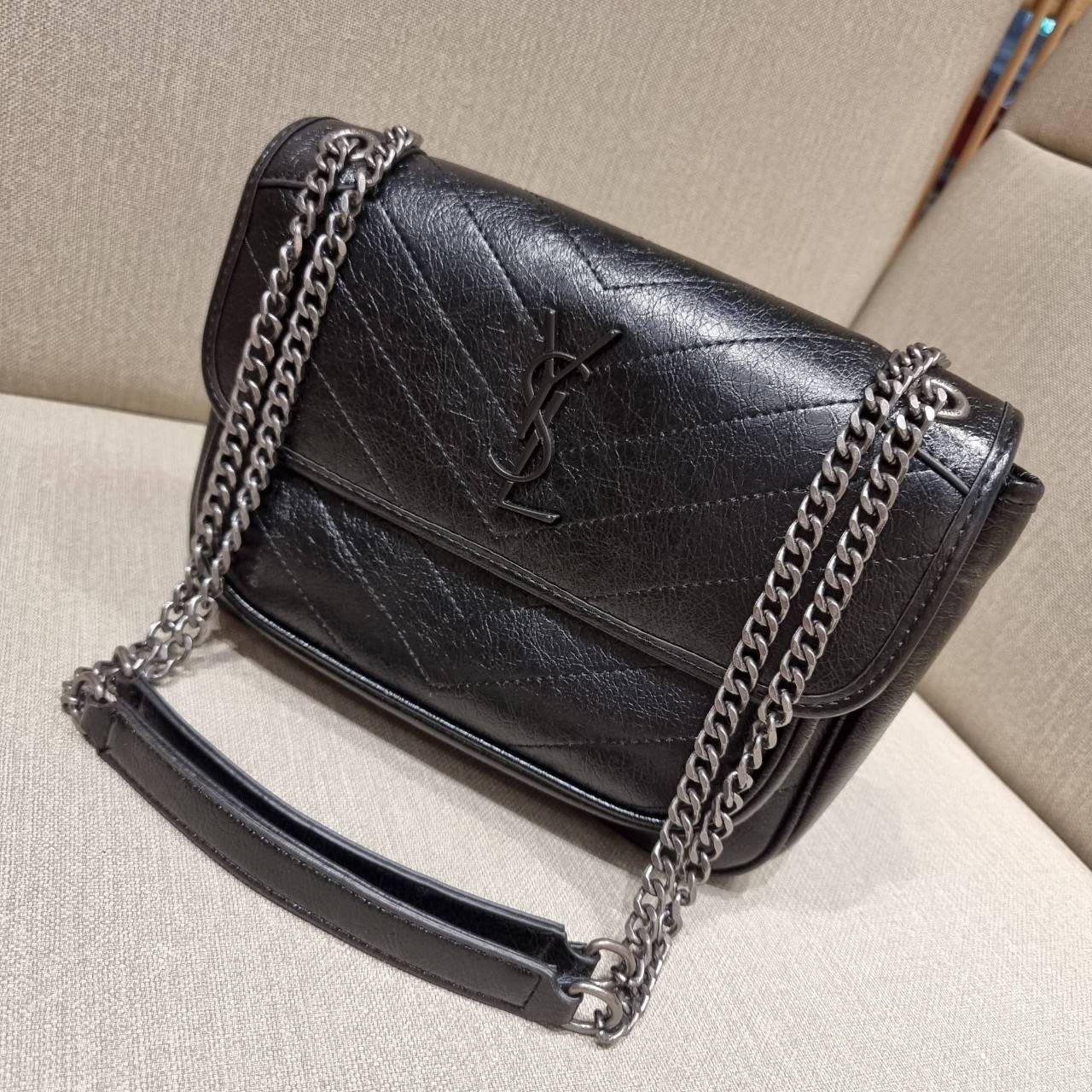 VIP 】หนังแท้ Yves Saint laurent shoulder bag กระเป๋าสะพายทรงคลาสสิค สุดฮอต ดีไซน์เรียบหรู วัสดุหนังแท้ขัดเงา สวย!! ใช้งานง่ายเพียงแค่เปิ-ปิดด้วยกระดุมแม่เหล็ก ภายในโล่งกว้าง จุของได้เลยสบายๆ กระเป๋าสตางค์ใบยาว มือถือ เครื่องสำอางค์ พาวเวอร์แบงค์ หรือจะ ga