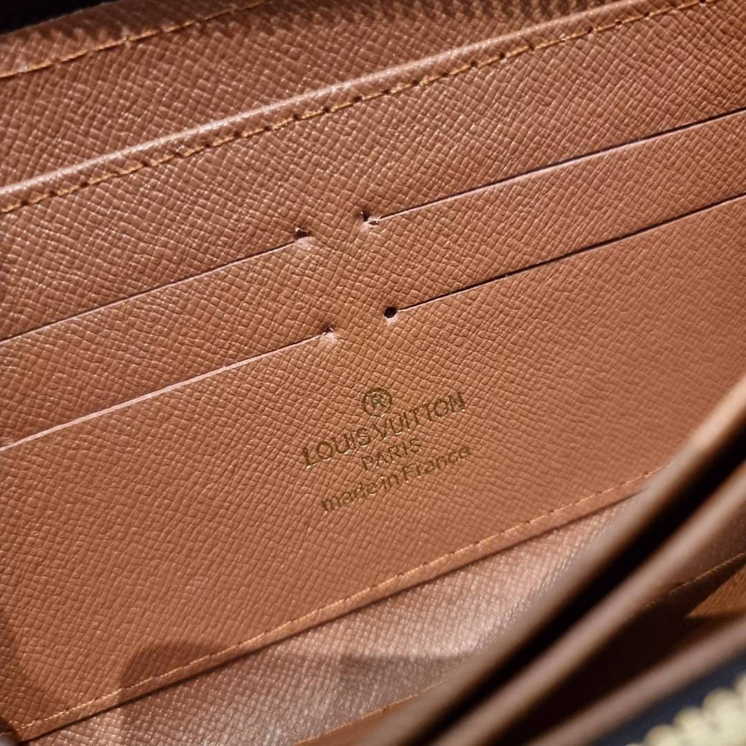 1ซิป LV long wallet ไอเท็มสุดฮิต ติดทุกกระแส แรงไม่เคยตก รุ่น unisex ที่จะหนุ่มๆสาวๆ ก็เลิฟได้หมด!! ใบยาวขนาดกำลังเหมาะมือ ถือแล้วขับผิวทุกสี วัสดุหนังแคนวาส ทนทาน เปิด-ปิดด้วยซิปรอบ ภายในมีช่องใส่บัตรเยอะ แบ่งสัดส่วนสวย ใส่ธนบัตรได้เน้นๆ ใส่เงินไปเลยจ้าห