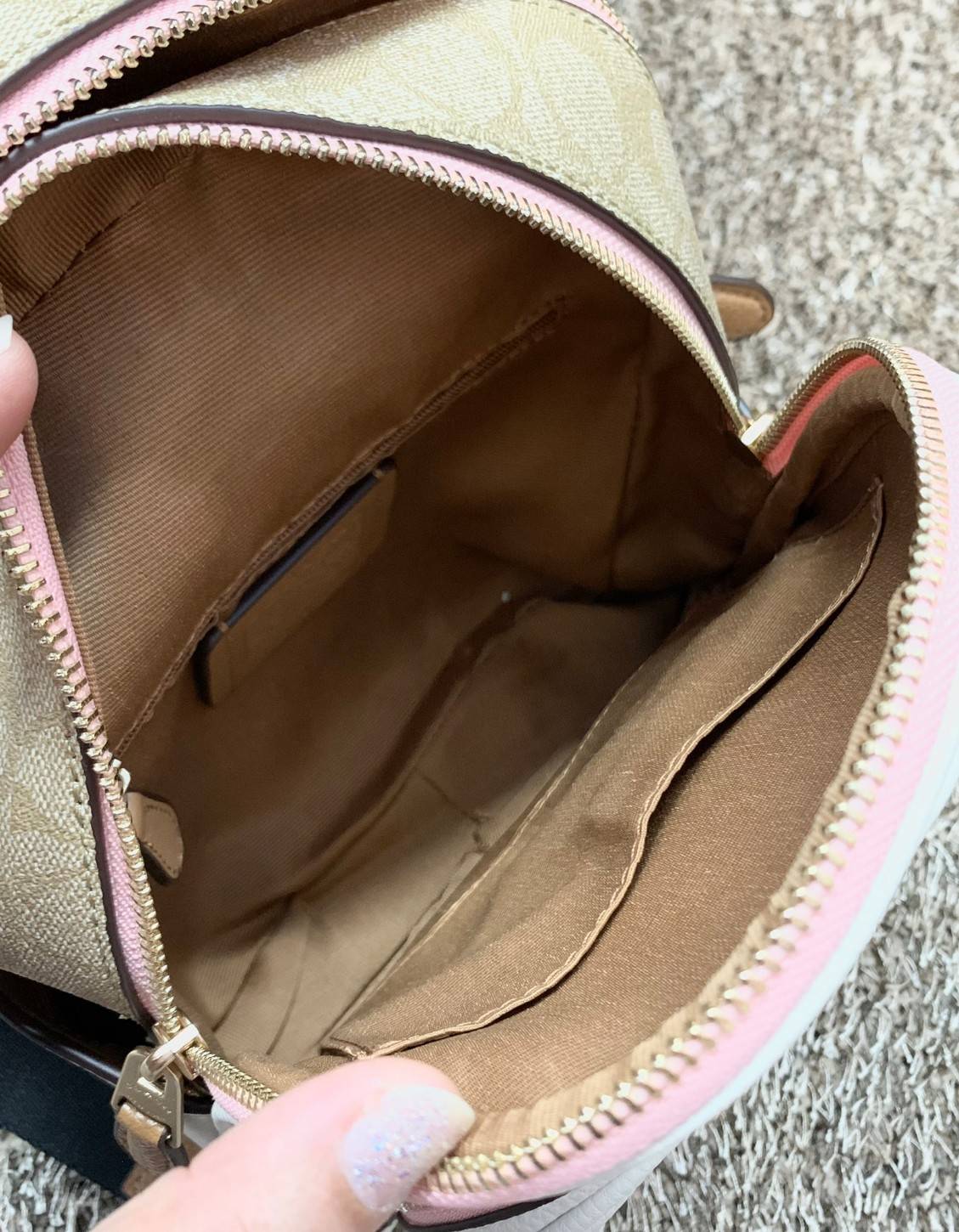 COACH MINI COURT BACKPACK IN SIGNATURE WITH PEAR ((c8258)) 🌈สวยกันก่อนใคร วางน้องไม่ลงเลยจริงๆค่าา😍 พร้อมส่ง! กับกระเป๋าสะพายหลังแบบมีหูหิ้วในตัว บอกก่อนเลยว่าหนังของน้องทั้งนิ่ม ทั้งสวย อย่างดีเลยค่ะ