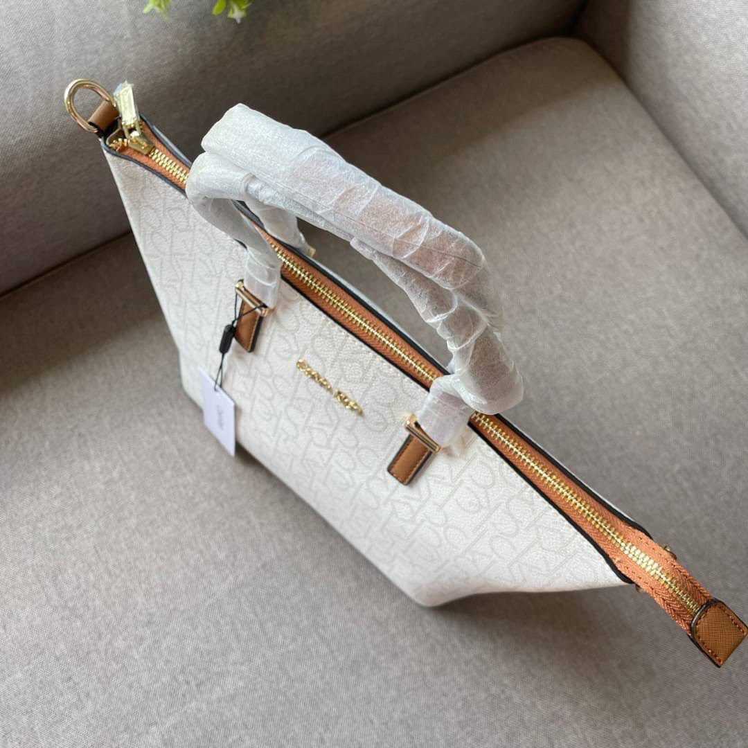 CALVIN KLEIN TOTE BAG กระเป๋าทรงช้อปปิ้งจากแบรนด์ Calvin Klein หนังดี ทรงสวยมากกมา พร้อมกับสายสะพายหนัง ถอดได้ ปรับระดับได้ เปิดปิดด้วยซิปบน ภายในโล่งกว้างซับในอย่างดี