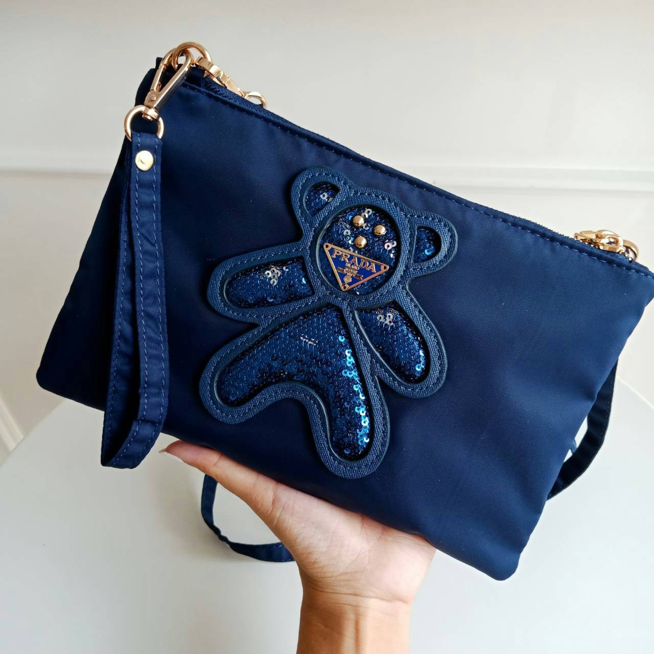 Best Seller!! กระเป๋าอเนกประสงค์ทรง clucth & crossbody จาก งานพรีเมี่ยมกิ้ฟ จากเคาเตอร์ต่างประเทศคะ แบรนด์ PRADA มาค่า เป็น กระเป๋าผ้าไนล่อน ตามแบบฉบับของแบรนด์เลย ใบนี้มีสายยาวให้คะ เลิศมาก สะพายเป็น shoulder bag ได้เลย ขนาดกำลังดีคะ ใส่มือถือได้ทุกรุ่น 