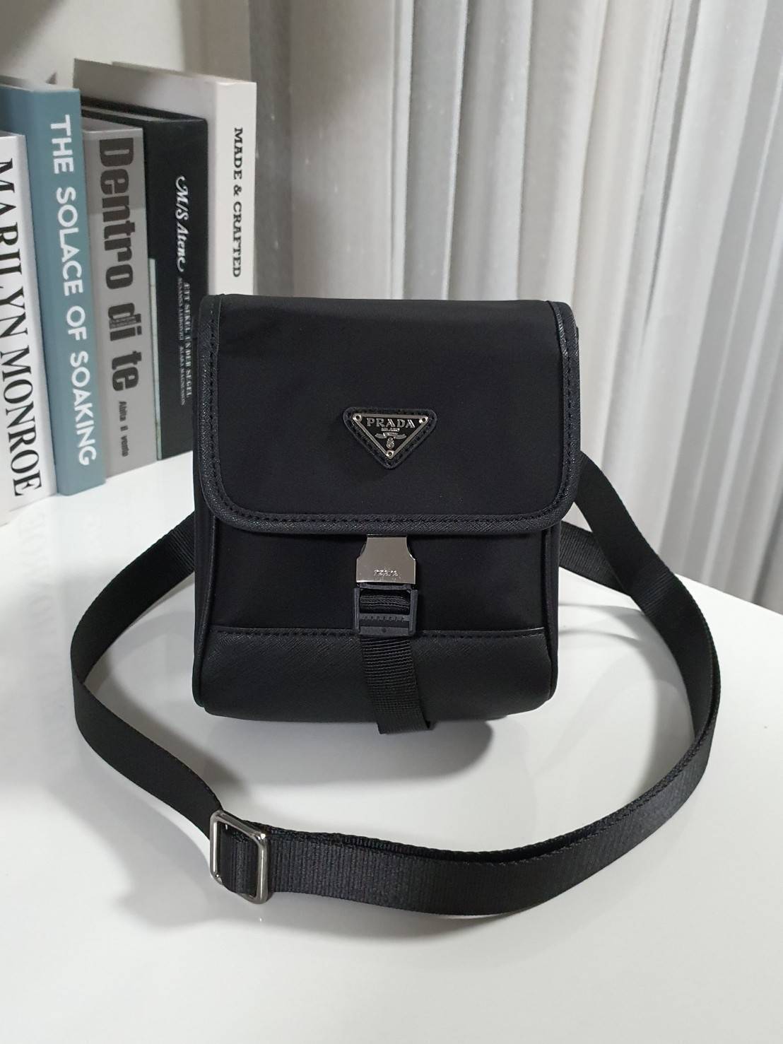 รุ่นใหม่ล่าสุด 2020 !!! Prada crossbody nylon bag ขนาดกะทัดรัด พกพาสะดวก วัสดุทำจากผ้าไนล่อน สามารถกันน้ำได้ อะไหล่เงินทั้งใบ เปิดปิดด้วยตัวล็อคแบบ บีบ ด้านในมีโลโก้อยู่ที่ฝากระเป๋า ภายในมีช่องเล็กแยก มีการบุผ้าลายแบรนด์อย่างดี สามารถใส่มือถือได้ทุกรุ่น ก