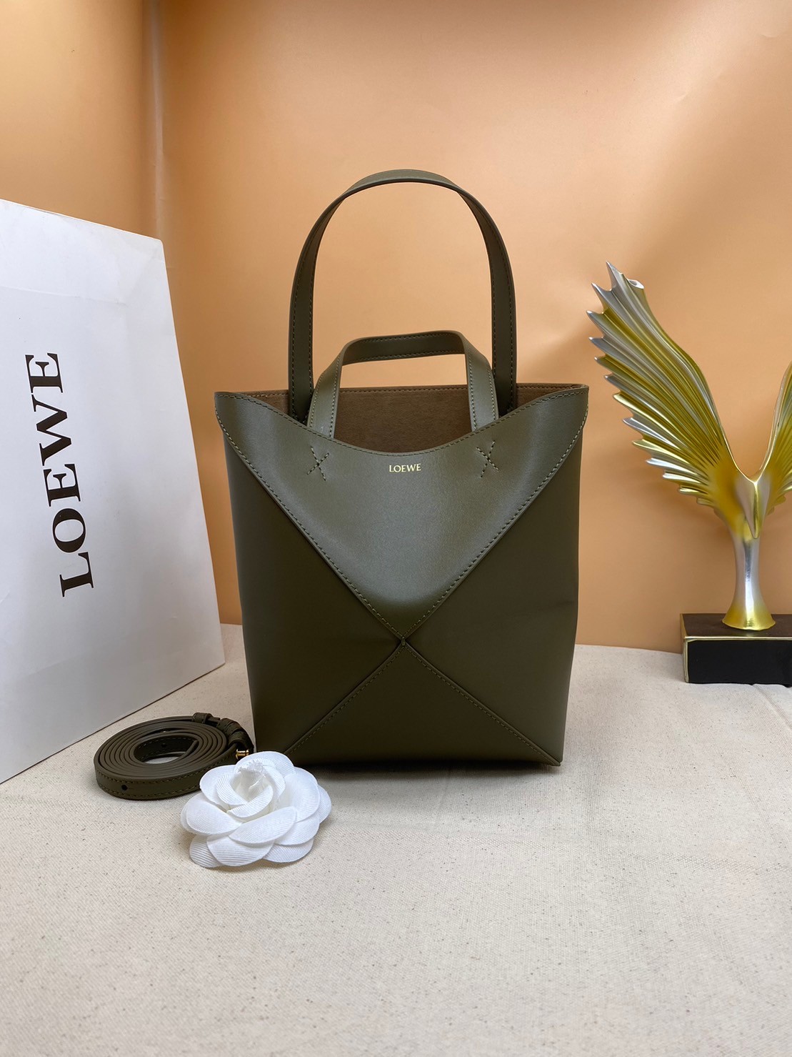LOEWE Mini Puzzle Fold Tote in shiny calfskin / LOEWE TOTE BAG 18cm พร้อมส่ง กระเป๋าทรงโท้ท ขนาดมินิ ใช้งานง่ายเรียบหรู จุของได้เยอะ หนังเรียบสวยอยู่ทรงมาพร้อมสายสะพายยาวถอดได้ พับเก็บได้เป็นเอกลักษณ์