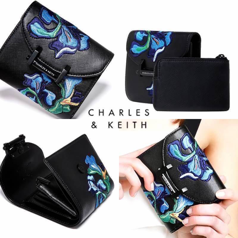 BEST SELLER! CHARLES & KEITH Peforated Wallet กระเป๋าสตางค์ใบสั้นพับ3ตอนรุ่นยอดนิยมวัสดุหนัง Saffiano สีดำประดับลายดอกไม้ Van Goh คลาสสิค ดีไซน์สวยเก๋ไม่ซ้ำใคร ด้านหน้าปั้มโลโก้เปิดปิดด้วยกระดุมเเม่เหล็ก ภายในมีช่องซิปสำหรับใส่เหรียญ หัวซิปปั้มโลโก้ มีช่อ