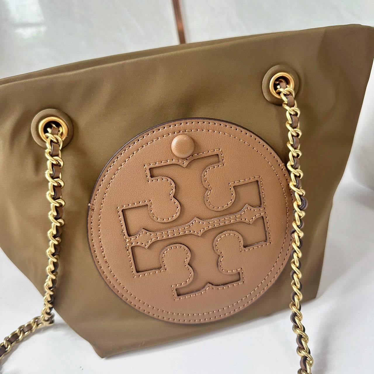 TORY BURCH Ella Chain Crossbody Nylon Bag กระเป๋าคล้องไหล่สายโซ่หรูหราโดดเด่นด้วยโลโก้หนังด้านหน้า สามารถปรับสะพายคอสบอดี้ สะพาลไหล่ได้