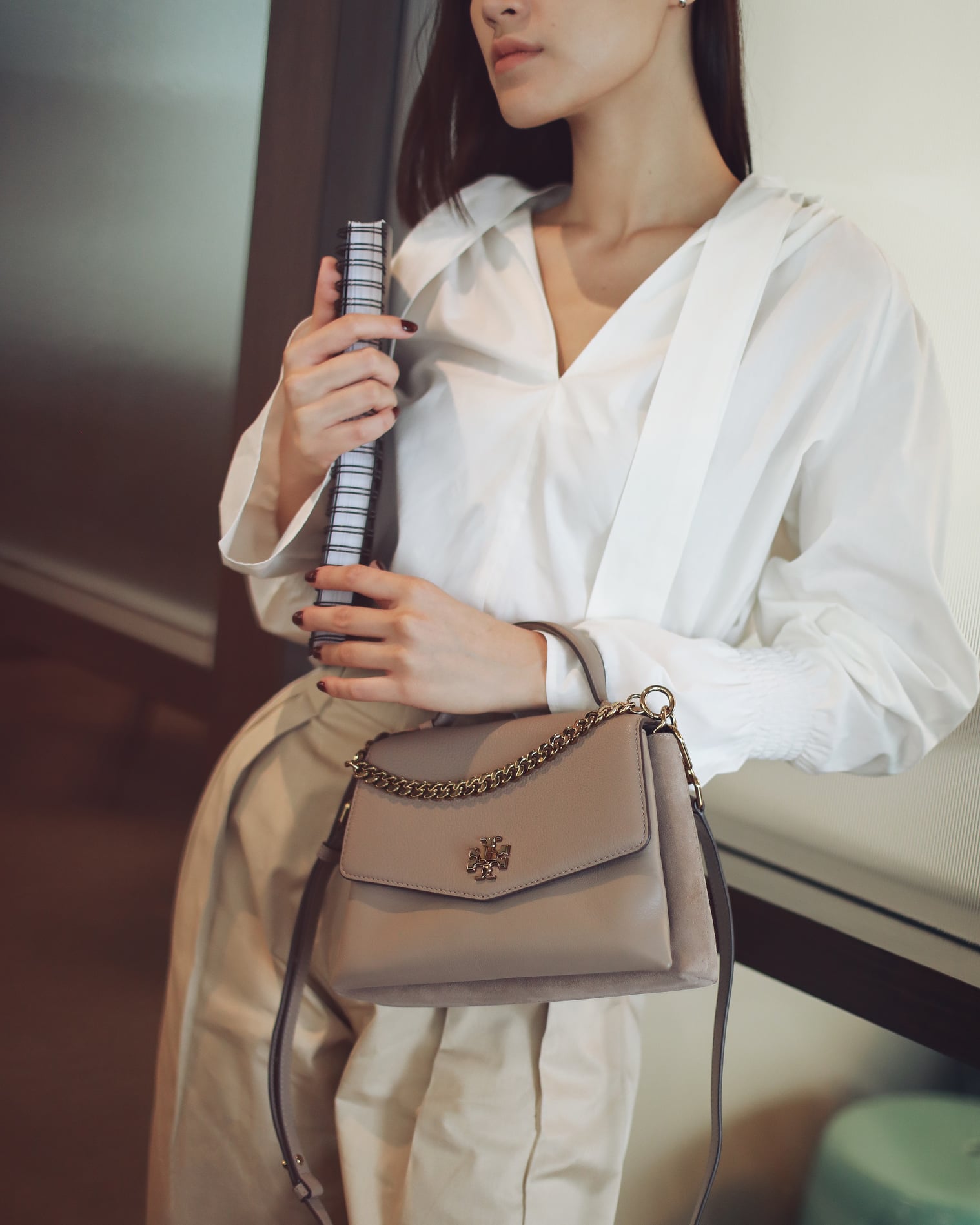 TORY BURCH KIRA MIXED-MATERIALS TOP-HANDLE SATCHEL กระเป๋าสะพายข้าง วัสดุหนังแกะสังเคราะห์ อะไหล่ทอง ด้านหน้าประดับโลโก้แบรนด์ ตกแต่งสายโซ่ห้อยสีทอง (สามารถถอดออกได้) เปิด-ปิดด้วยตัวล็อคหมุน ภายในโล่งกว้าง ซับในบุผ้าลายแบรนด์ แบ่งออกเป็น 3 ช่องใหญ่ พร้อมช