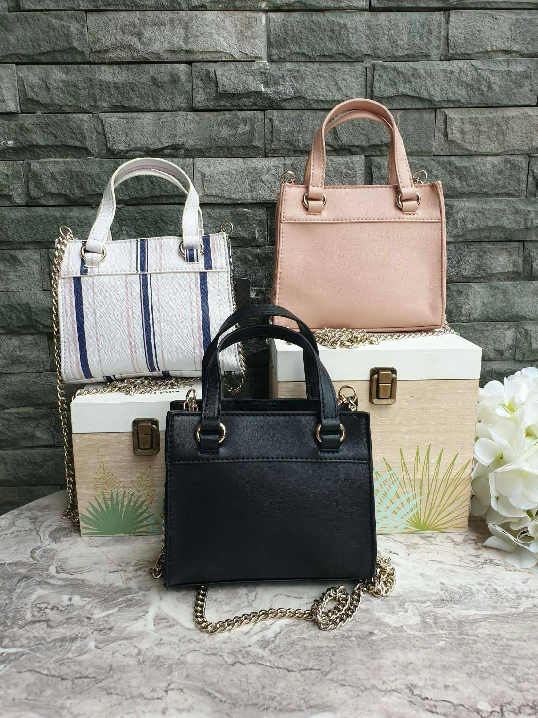 GUESS TAYLOR MINI SATCHEL CROSSBODY BAG กระเป๋าสะพายใบเล็ก สไตล์ สวยหรู คุณหนู ไฮโซ น่ารักมากๆ วัสดุหนังpu เย็บลายตาราง หนังนิ่ม จับนุ่มมือ และ ลายทาง หนัง saffiano ตั้งอยู่ทรง แบบน่ารักไม่ซ้ำใคร ด้านหน้าประดับโลโก้แบรนด์ อะไหล่ทอง มาพร้อมสายโซ่ ถอดออกได้