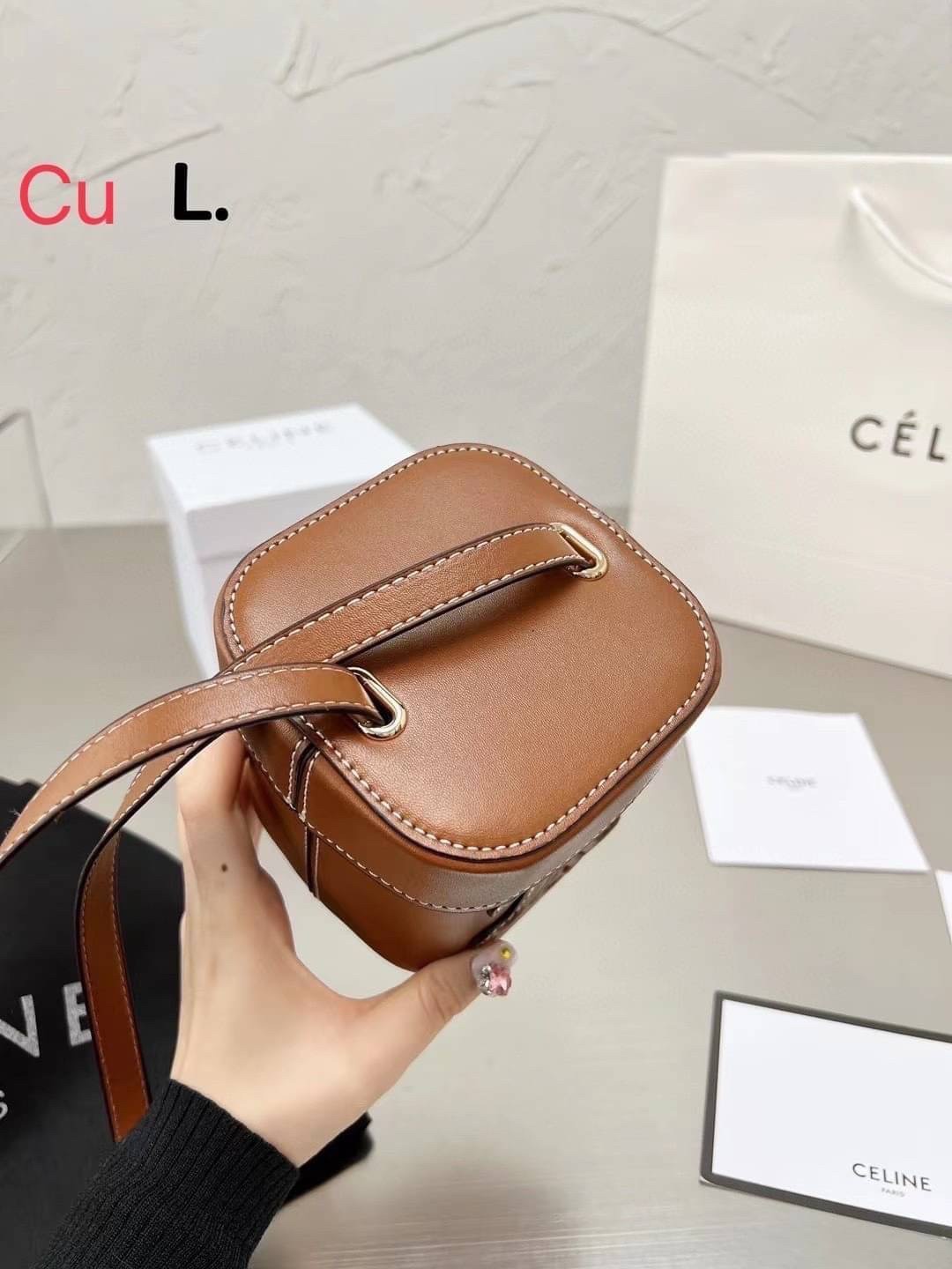 CELINE SMALL BOX CUIR TRIOMPHE IN SMOOTH กระเป๋าไซส์มินิน่ารัก การออกแบบโลโก้ที่สะดุดตาแบบวินเทจ ด้วยดีไซน์ที่ดูโฉบเฉี่ยว แต่คงความคลาสสิคอย่างเต็มเปี่ยม ทำให้เป็นที่ดึงดูดความสนใจของสาวๆ มีความคล่องตัวในการใช้งาน