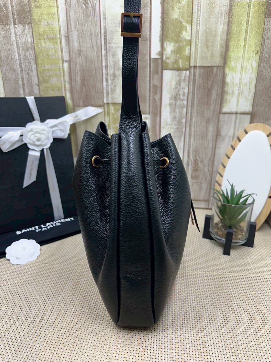 ORI หนังแท้ | YSL PARIS VII small hobo in grained leather / YSL Bucket Bag กระเป๋าสะพายทรงโฮโบบัคเก็ต งานหนังแท้ลายเกรน ฟังก์ชั่นสุดเลิศพร้อมเชือกรูด ดีไซน์รูปทรงใช้งานง่าย ภายในโล่งกว้างมาก