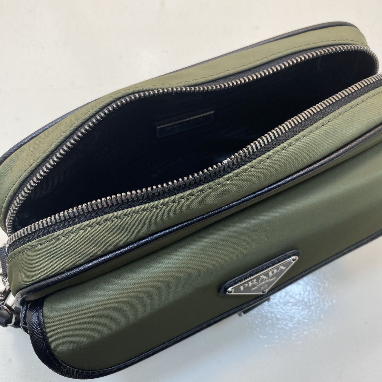 PRADA Re-Nylon and Saffiano leather shoulder bag / PRADA Messenger Bag กระเป๋าสะพายทรงเหลี่ยม คอมพลีทครีเอทลุคหล่อเท่ เกรดออริ 1:1 ใช้งานต่างประเทศได้