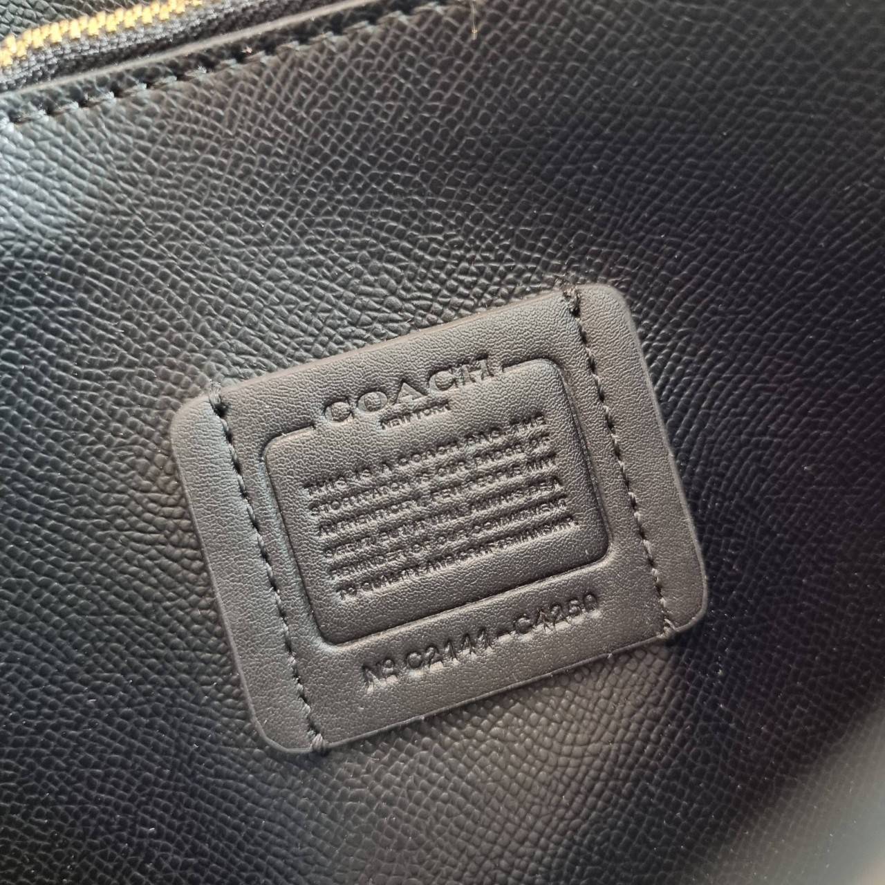 OUTLET 】COACH C4250 MOLLIE TOTE 25 IN SIGNATURE CANVAS WITH SNOOPY ใหม่ล่าสุด ยังไม่เข้าไทย!! กับรุ่นสุดฮอต ในดีไซน์คอลเลคชั่นใหม่ที่แรงไม่แพ้กัน!! กระเป๋าโท้ทไซส์เล็กตกแต่งลายสนูปพี ที่ใครๆก็หลงรักอย่างท่วมท้น น่ารักน่าใช้มากๆ วัสดุหนังแคนวาสเคลือบลาย ภา