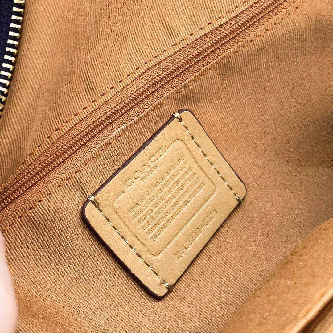 COACH COURT BACKPACK IN SIGNATURE 🌈 สวยกันก่อนใคร วางน้องไม่ลงเลยจริงๆค่าา 😍 พร้อมส่ง! อีกหนึ่งกับกระเป๋าสะพายหลังแบบมีหูหิ้วในตัว ใส่สัมภาระได้เยอะ ครบครันค่ะ ใบจริง น่าใช้มากๆ พกพาสะดวกได้ทุกๆวัน แถมใส่ของได้จุ ไปไหนไปกันกับใบนี้ได้เลยค่