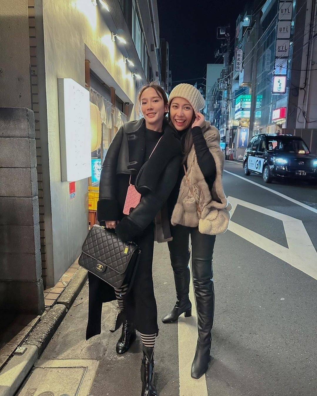 Chanel 22k backpack ที่สุดของไอเท็มที่ตัวแม่ยังต้องมี กับกระเป๋าสะพายทรงเป้ ดีไซน์สุดชิค รูปทรงสวยเป็นเอกลักษณ์ ใบใหญ่จุของคุ้ม สะพายออกทริปไปเที่ยวได้สบายๆ วัสดุหนังลายคาเวียร์ ผิวสัมผัสดี