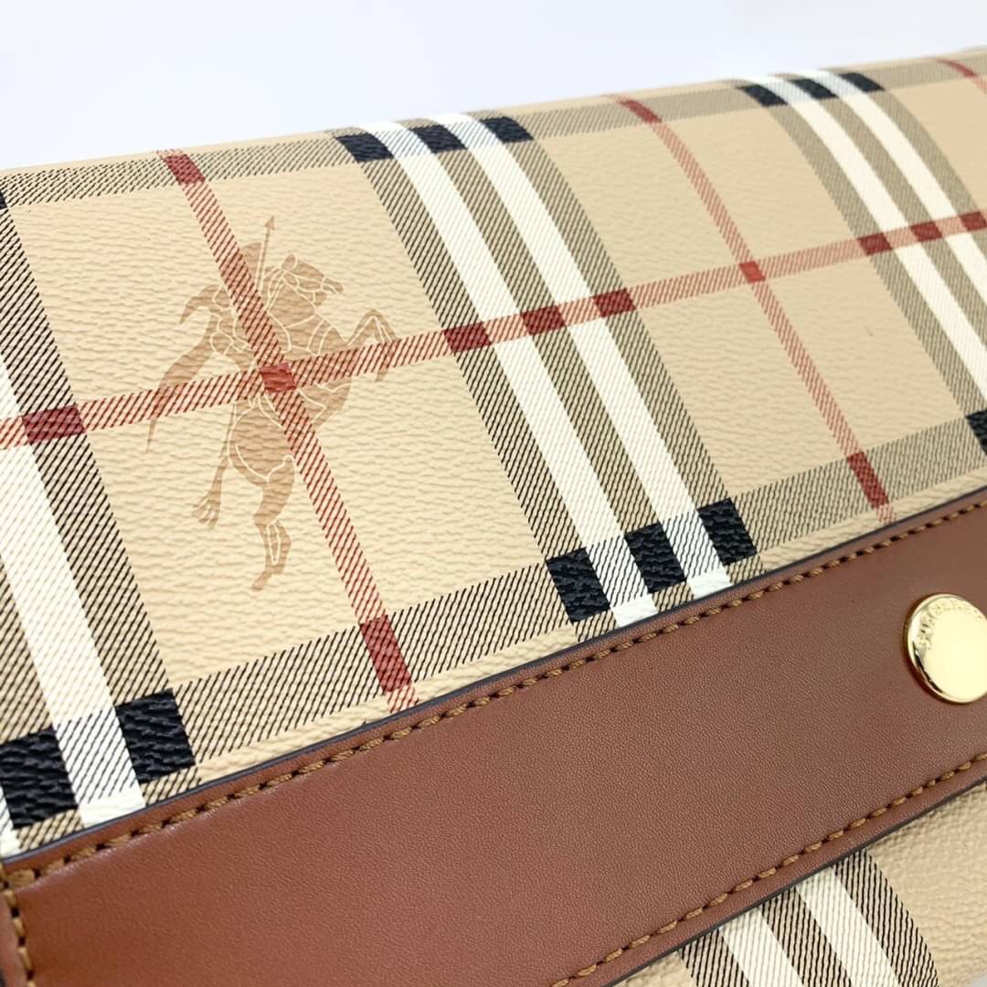 พรีเมี่ยมกิ๊ฟแท้ 💯% 】BURBERRY VINTAGE BAG VIP GIFT WITH PURCHASE (GWP) พรีเมี่ยมกิ๊ฟ Limited Edition จากBURBERRY วัสดุหนังPVC สวยอยู่ทรง ตัดด้วยสายหนังสีน้ำตาลเข้ม