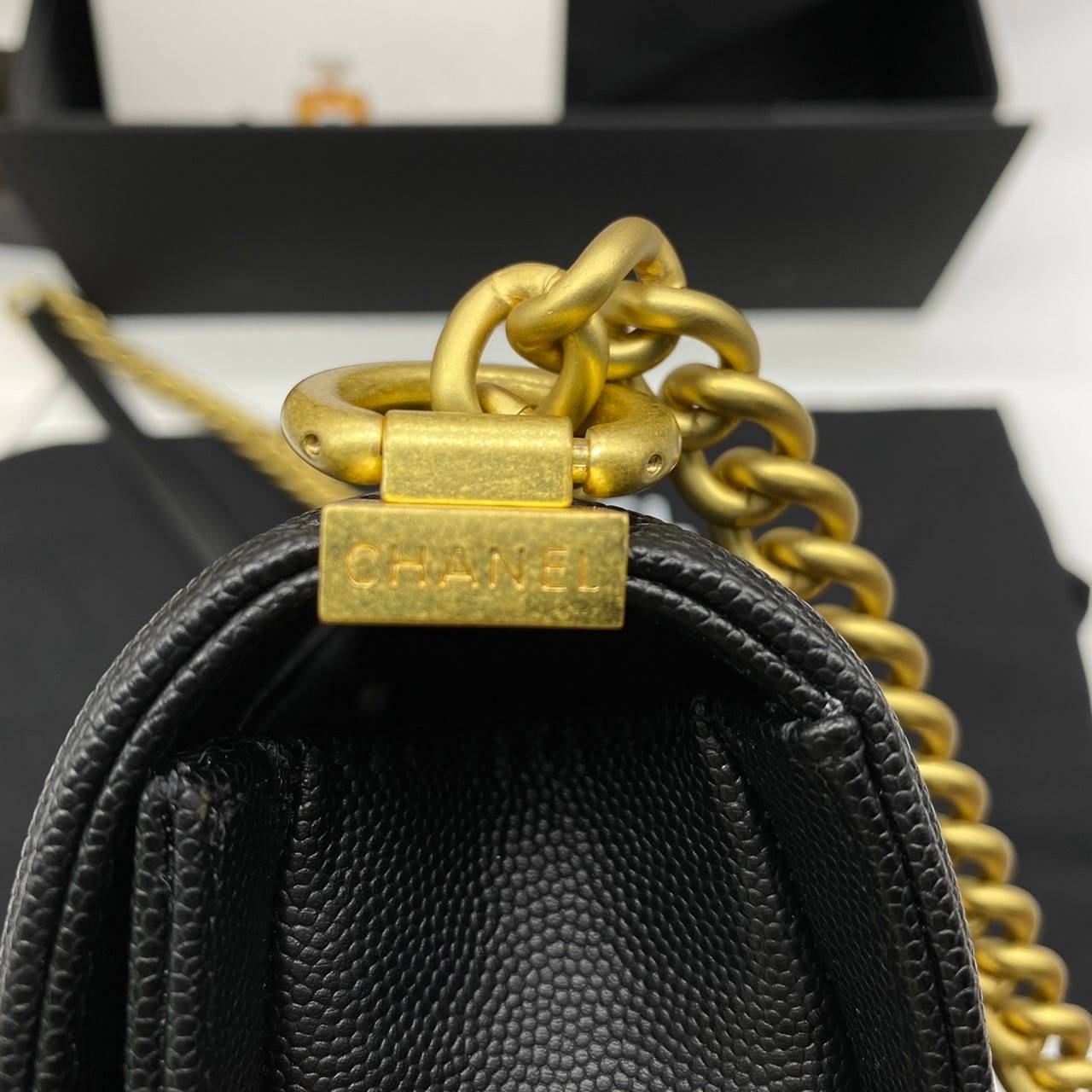 Chanel small boy messenger bag black caviar / Chanel 22A Boy 8" เกรดออริจินัล กระเป๋าสะพายทรง BOY Half Moon จากคอลเลคชั่น 22A รูปทรงโค้งเป็นตัว U ไซส์เล็ก หนังคาเวียสีดำ อะไหล่ทอง สวยเก๋มากๆ เลยค่ะ สายยาวสะพาย crossbody ได้นะคะ หรือจะทบสายแล้วสะพายแบ