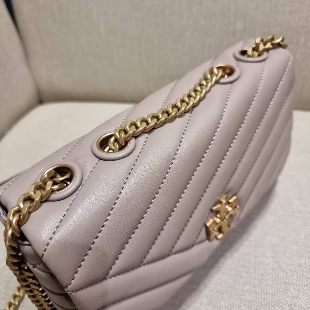 TORY BURCH KIRA CHEVRON CONVERTIBLE SHOULDER BAG (SMALL / MEDIUM) กระเป๋าสะพายรุ่นยอดฮิต ไซส์คลาสสิค ที่ใช้ยังไงก็ดูหรู ดีไซน์เฉพาะตัว วัสดุหนังแกะ สัมผัสนิ่ม เปิด-ปิดด้วยกระดุมแม่เหล็ก ภายในเป็นช่องโล่ง ใส่กระเป๋าสตางค์ มือถือ เครื่องสำอางค์ พาวเวอร์แบงค