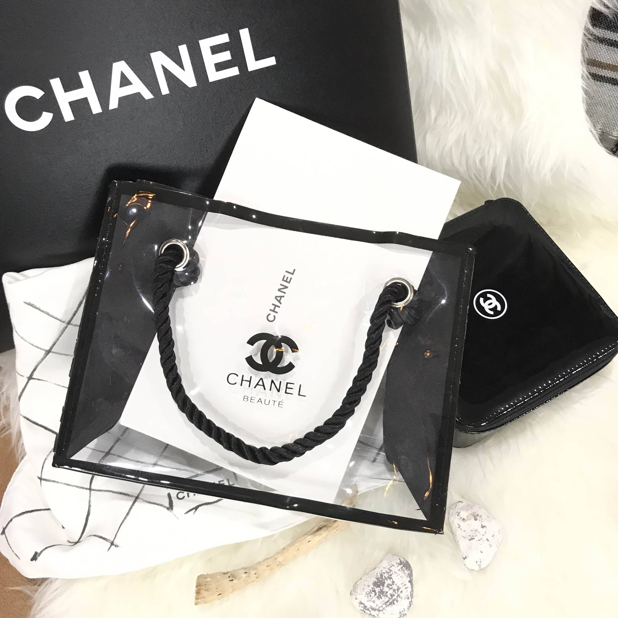 ห้ามพลาด! ไอเท็มหายาก..น่าใช้น่าสะสม! Must Have! New Chanel VIP Beaute Clear Transparent Cosmetic Bag & Chanel Cosmetic Hard Case Square With Zip พรีเมี่ยมกิ้ฟ Limited Edition จากผลิตภัณฑ์ Chanel Lelift ของแท้นำเข้าจากเคาเตอร์ต่างประเทศ ราคาสุดคุ้ม สาวก C