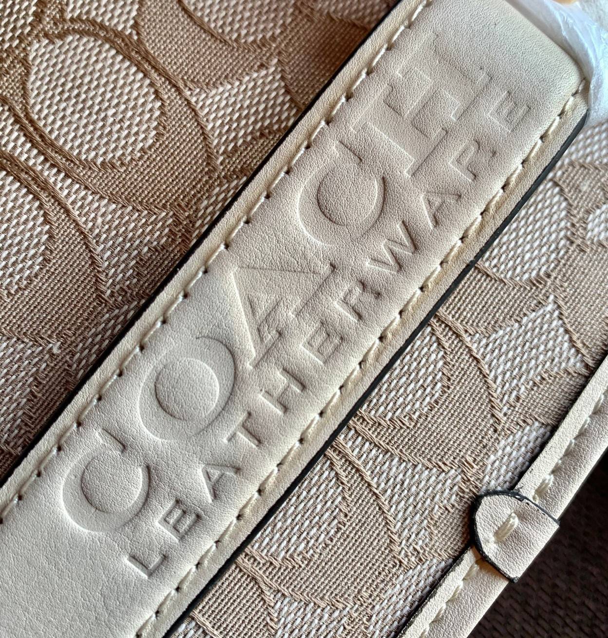 COACH CHARTER CROSS BODY IN SIANATURE JACQUARD((C3780)) 💋พร้อมส่ง สินค้าออกใหม่ ไม่มียังไงไหว!! ✔️กระเป๋าสะพายครอสบอดี้ร์ หรือสามารถสอดมือตรงหนังด้านหน้าถือแบบเก๋ๆได้ด้วยค่าา วัสดุJacquardทอบายแบรนด์อย่างดี ผสมหนังแท้ ได้ลงตัวสวยงาม น่าใช้