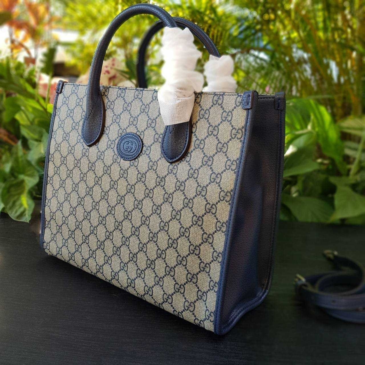 GUCCI Small tote bag with Interlocking G กระเป๋าทรงTOTE ใบใหญ่สุดหรูหรา คลาสสิค จุของได้เยอะ มาพร้อมสายสะพายยาว สามารถถอดเก็บได้ ใช้ได้ทุกโอกาส เป็นอีกรุ่นที่โดดเด่นมากๆ