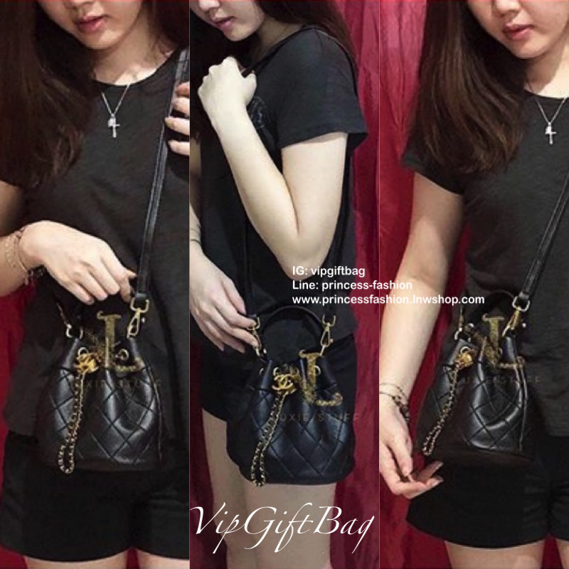 Chanel premium for gift ทรงขนมจีบ เป็นกระเป๋าถือ/สะพายหลังอเนกประสงค์หนังแกะสังเคราะห์โลโก้แบรนด์อะไหล่สวยหรู สายโซ่อะไหล่สีทูโทนรูดปิดกระเป๋า เก๋มากๆค่ะ อุปกรณ์ : กล่อง ถุงผ้าแบรนด์