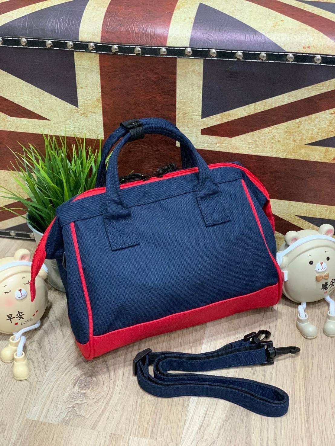 ANELLO MINI SHOULDER BAG MULTI COLOR OS-N047 รุ่นใหม่ชนช้อป!! กระเป๋าสะพายข้าง Multi Colors Collection สีสันสดใสสะดุดตา มี Logo เป็นยางนูนสีดำตัดกับสีกระเป๋า ทำให้ดูน่าใช้มากยิ่งขึ้น (Lining anello) วัสดุpolyester มีลักษณะเฉพาะตัวด้วยสี Two Tone ทั้งตัวกร