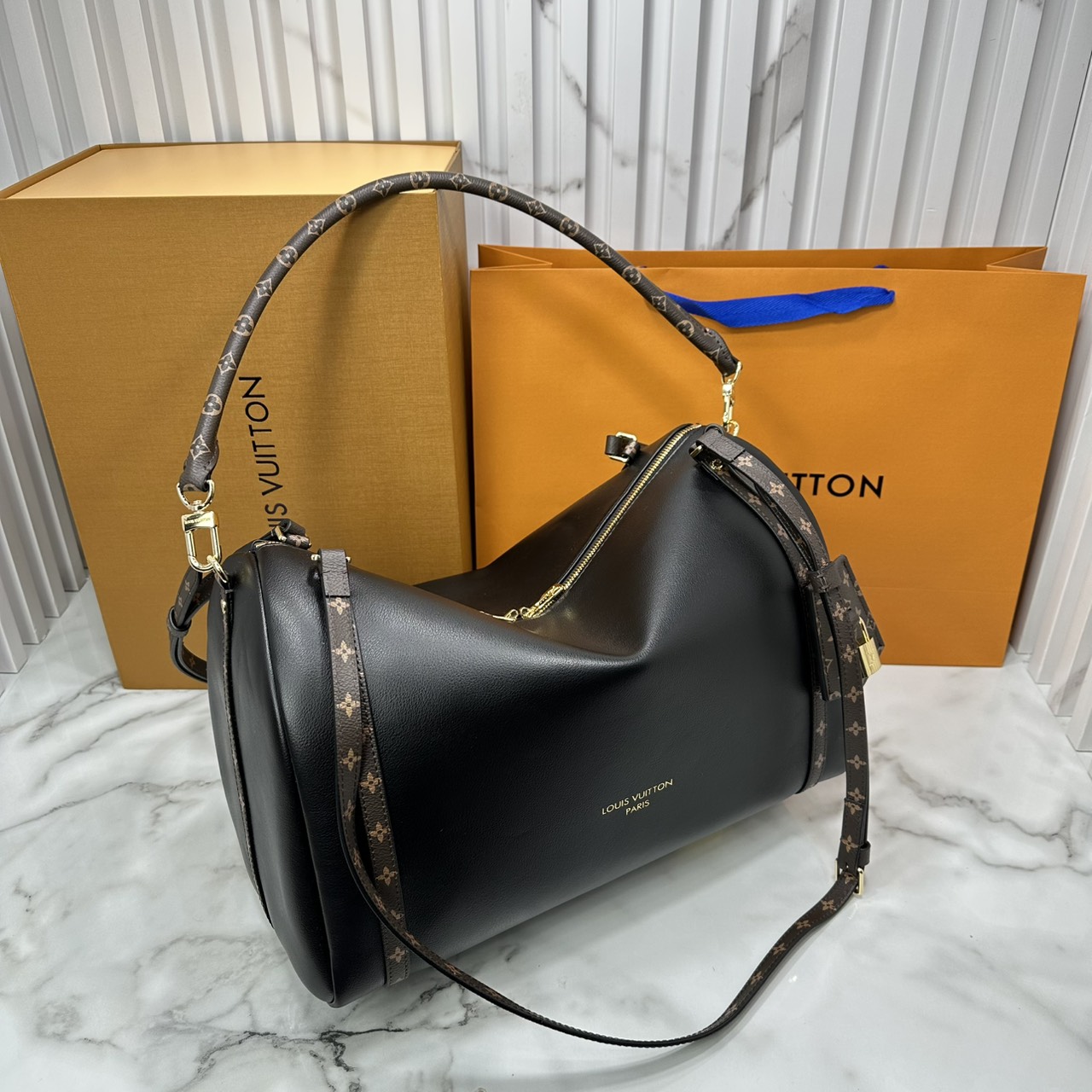 ORI หนังแท้ | LV Express MM Bag 30cm กระเป๋าสะพายทรงหมอนสปีดี้ดีไซน์ใหม่ล่าสุด โฉบเฉี่ยว แต่งคาดหน้าโมโนแกรมโดดเด่น ตัวกระเป๋าสีพื้นตัดกันอย่างลงตัว พร้อมหูแบบจับยาวถอดได้จะถือหรือคล้องไหล่ก็เก๋