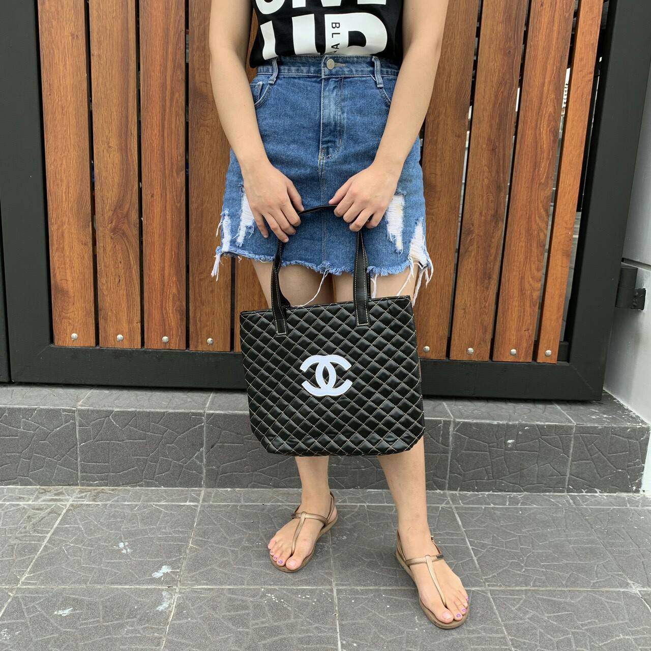 CHANEL LARGE VIP TOTE BAG สินค้าสมนาคุณจากงาน VIP GIFT แบรนด์ดังสุดหรูอย่าง CHANEL โดดเด่นด้วยตัวกระเป๋าขนาดใหญ่ จุของได้เยอะ วัสดุหนัง PU นิ่ม ด้านหน้าปักด้วยโลโก้ CC หนังแก้ว เปิดปิดด้วยกระดุมแม่เหล็ก ด้านในผ้าบุปั้มแบรนด์ชาแนล มีช่องใส่ของใหญ่ แถมแบ่งช