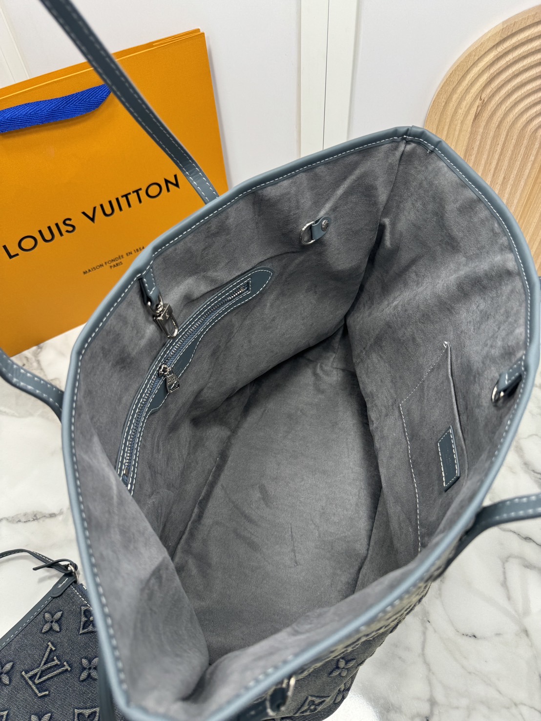 LV Neverfull MM Denim Tote Bag กระเป๋าสะพายทรงโท้ทเดนิมลายโมโนแกรมปั้มนูน พร้อมใบเล็กเข้าชุด ภายในโล่งกว้างมาก สะพายไปเที่ยวต่างจังหวัดคือดีงามมากจ้า หรือจะสะพายไปทำงาน ไปต่างประเทศก็สะดวก จัดไป!