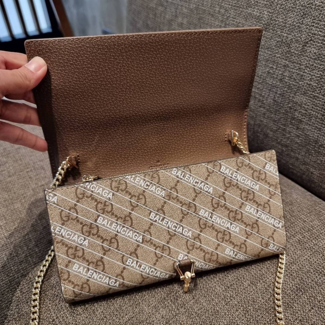 คลัชท์สุดหรูขึ้นแท่นต้องใบนี้เลย GG×Balenciaga woc bag กระเป๋าสะพาย crossbody เป็นคลัชท์ได้ในตัว ดีไซน์คลาสสิควินเทจ ดึงดูดและสะกดสายตาด้วยอะไหล่ดีเทลหรูของอะไหล่สีทอง วัสดุหนังแคนวาส ทนทาน ดูแลรักษาง่าย เปิด-ปิดด้วยอะไหล่เสียบล็อค ภายในแบ่งสัดส่วนลงตัวมา