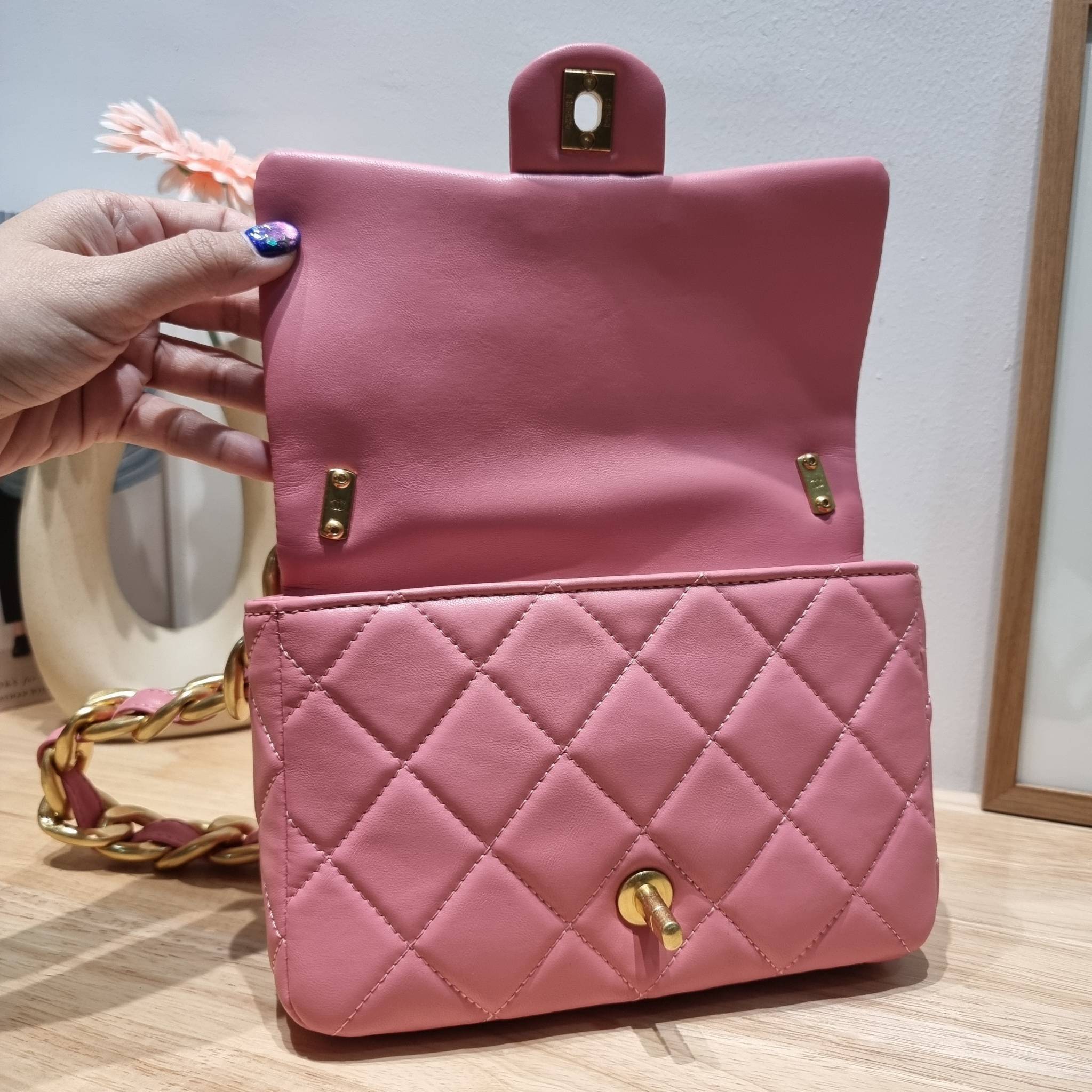 Chanel chunky chain bag สวยฟาดย้อนยุคความหรู ในราคาที่จับต้องได้ กับกระเป๋าสะพายไหล่ ไซส์กำลังสวย โดดเด่นด้วยสายสะพายโซ่สลับหนังเส้นใหญ่ ทนทาน ดูแพง