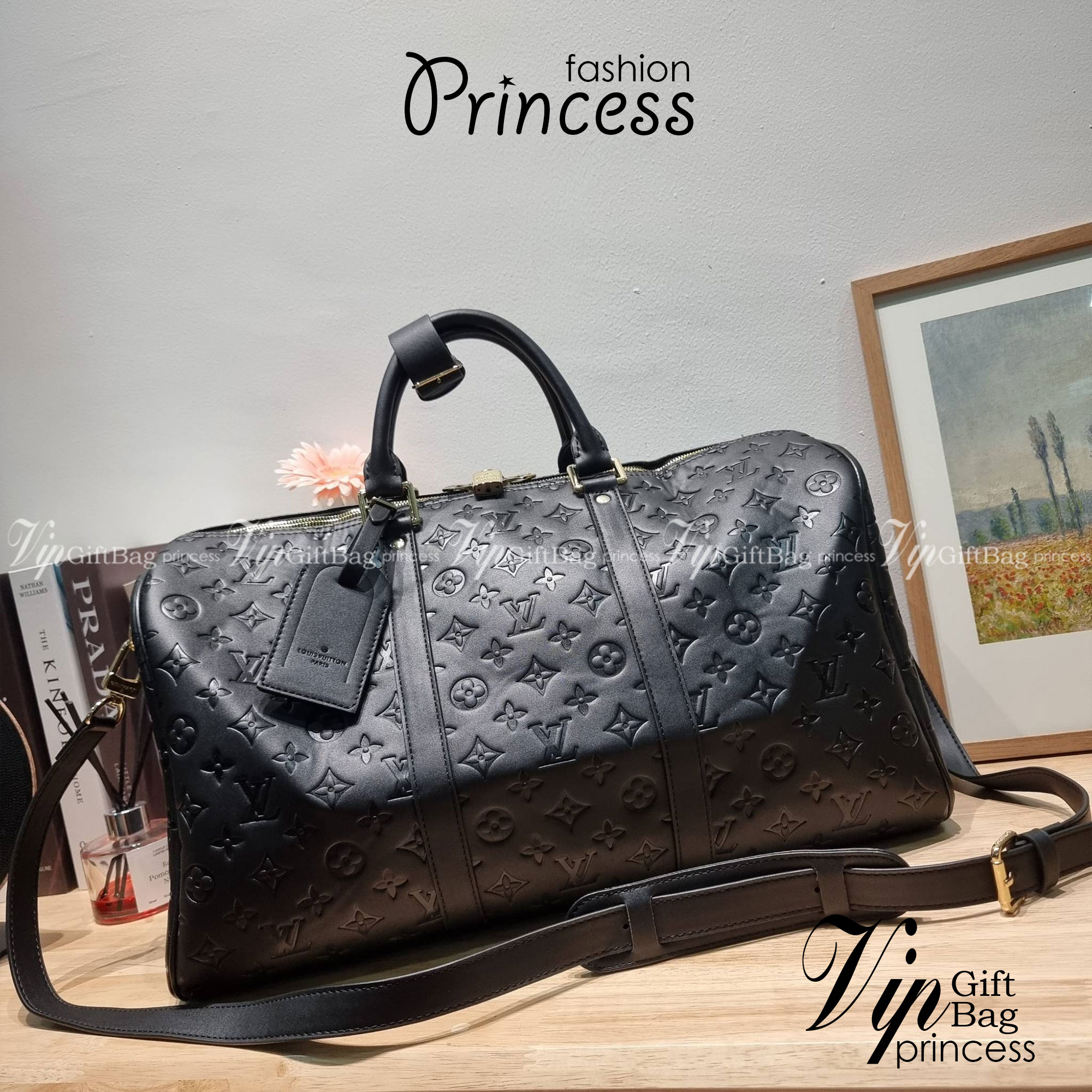 LV KEEPALL BANDOULIERE MONOGRAM LEATHER กระเป๋าเดินทางสุดคลาสสิค ทึ่ใครๆก็เฝ้ารอ ไอเท็มที่จะทำให้การเดินทางไม่ธรรมดาอีกต่อไป ด้วยดีเทลความเป็นเอกลักษณ์ เรียบแต่หรู วัสดุหนังวัวสัมผัสดี ปั๊มลวดลายโมโนแกรมรอบใบ เปิด-ปิดด้วยซิปแน่นหนา มีกุญแจล็อคได้ มีสายสะพ