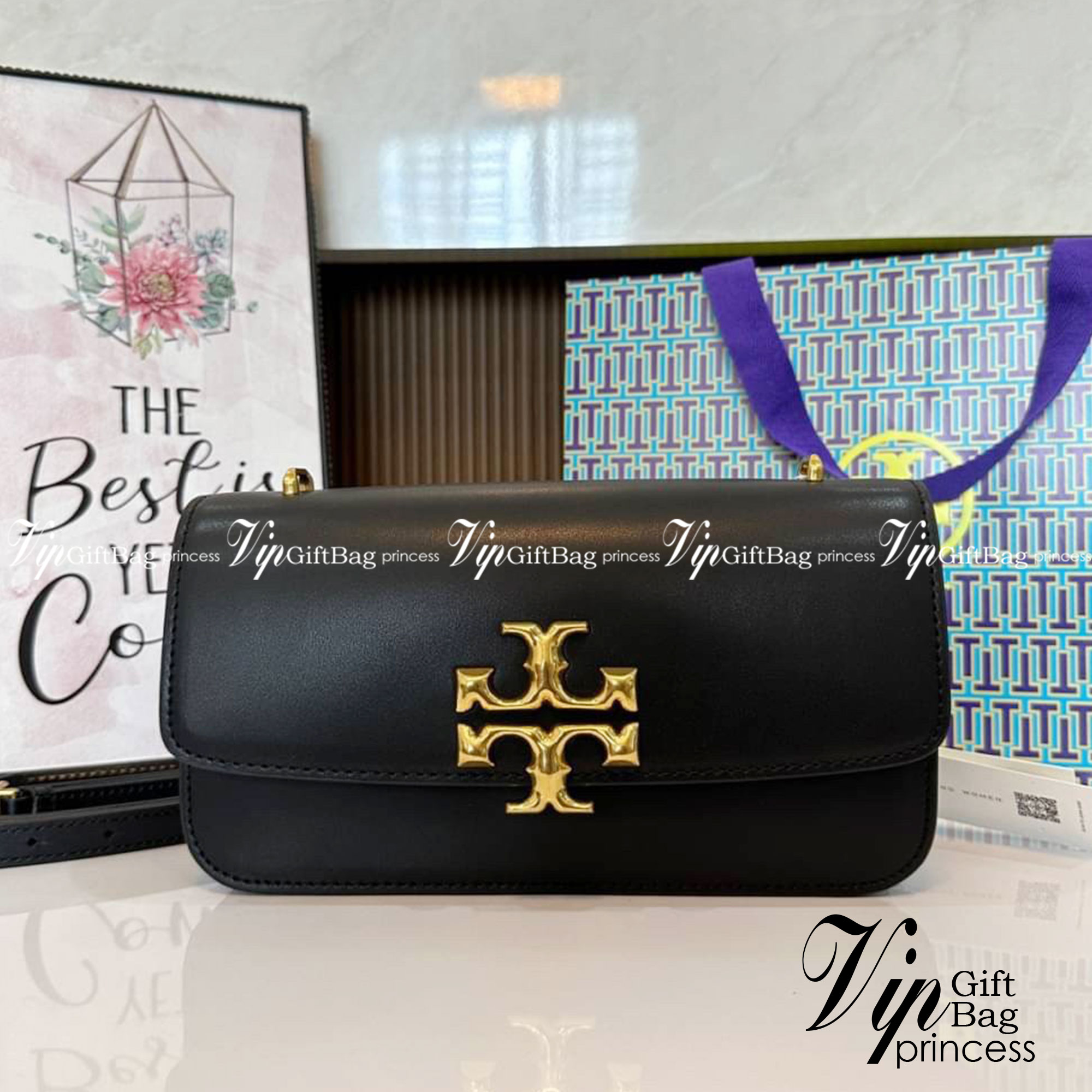 TORY BURCH ELEANOR SMALL LONG CONVERTIBLE SHOULDER กระเป๋าสะพายทรงยาว E/W Eleanor Convertible สูดหรู ดูแพง หนังแท้ เรียบสวยหรู โดดเด่นด้วยป้ายโลโก้สีทอง ลาย Double T อันเป็นเอกลักษณ์ ภายในช่องโล่งกว้างสามารถใส่โทรศัพท์ได้ทุกรุ่น สามารถใส่กระเป๋าสตางค์ใบยา