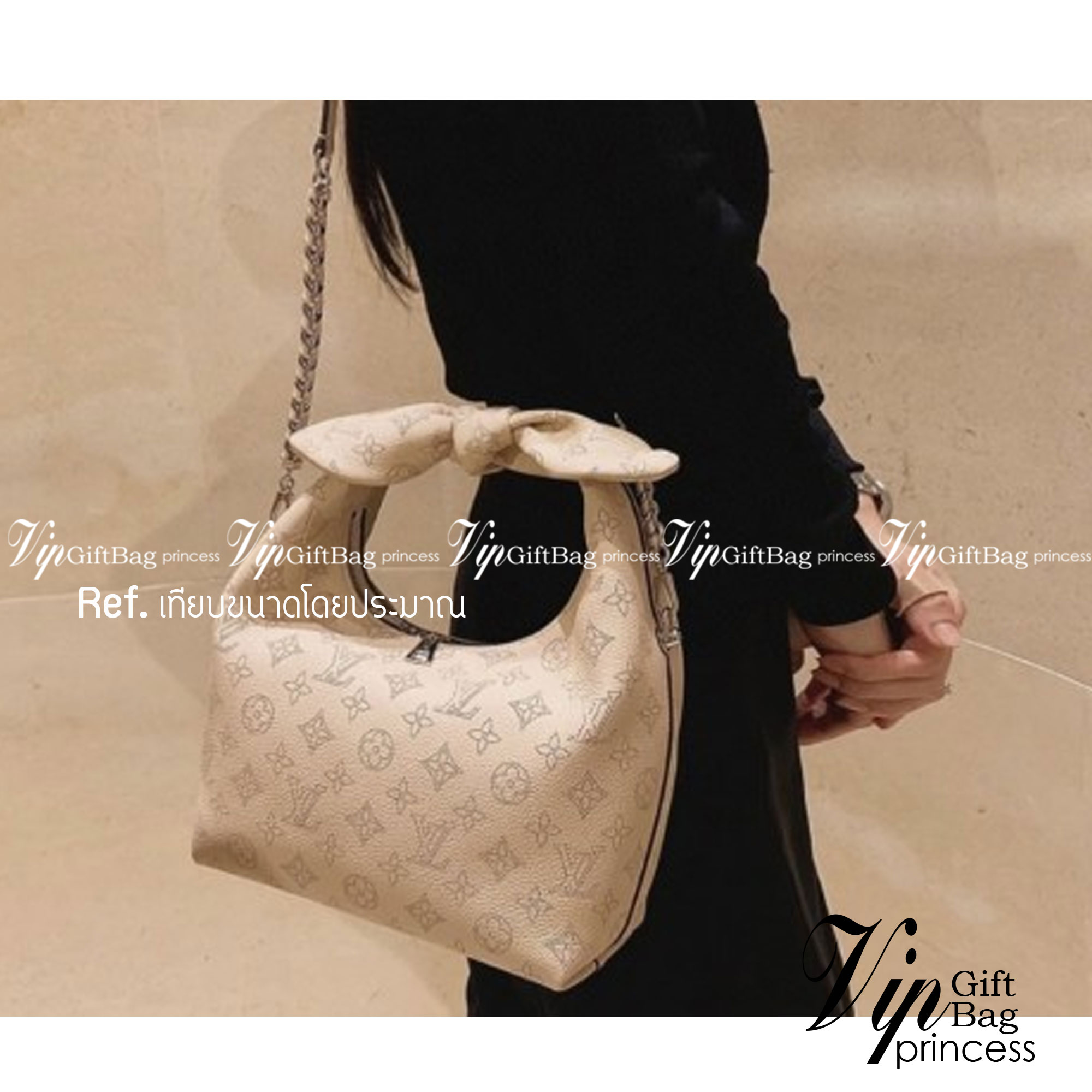 LV Why Knot PM Bag กระเป๋าสะพายงานแบรนด์ ผูกโบว์น่ารัก แต่คงความคลาสสิก งานหนังสวย ดีไซน์หรูหรา แมทช์กับการแต่งตัวง่าย จึงครองใจสาว ๆ ได้ไม่ยาก ไม่ว่าลุคไหนกระเป๋าใบนี้ก็คอมพลีทลุคได้อย่างสมบูรณ์แบบ ภาพถ่ายจากงานขายจริง ใช้งานต่างประเทศได้