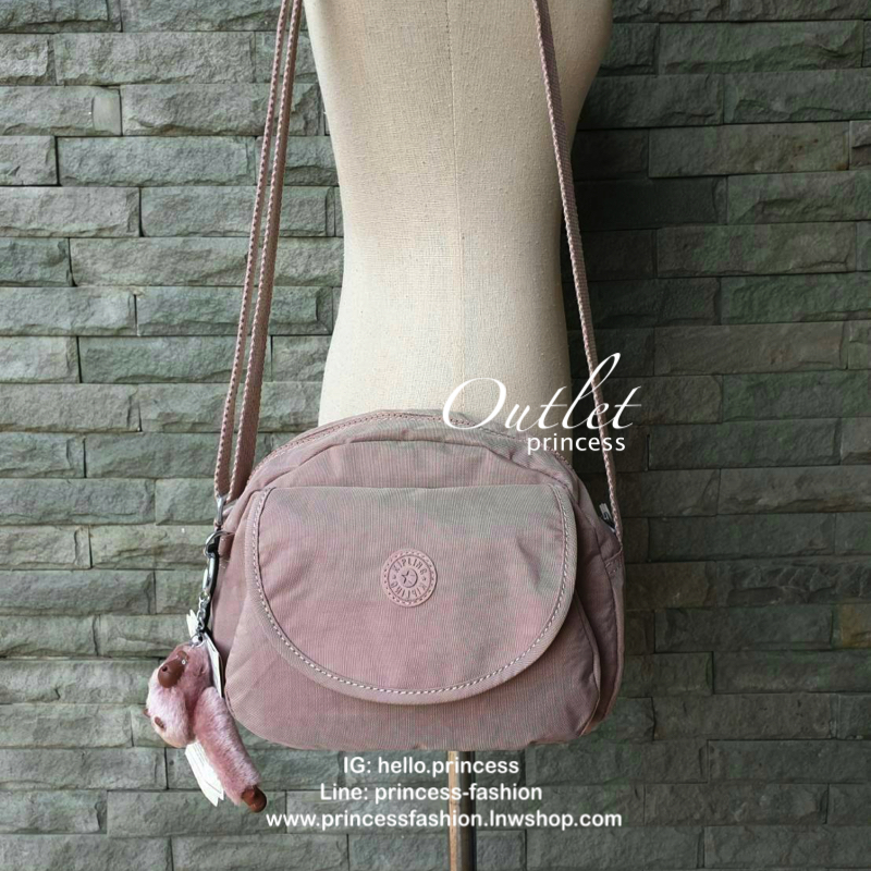 Kipling nylon shoulder bag รุ่น ( K15313 ) >>พร้อมส่งค่ะกระเป๋าสะพายข้างรุ่นใหม่ล่าสุด วัสดุไนล่อน กันน้ำ บุด้วยนวมที่ฐานกระเป๋าเพิ่มความนุ่ม >>รูปทรงสวย ขนาดกระทัดรัด มีช่องกระเป๋าด้านหน้าใส่ของจุกจิกหนึ่งช่อง >>มีช่องซิปหลักนะค่ะ ด้านใ