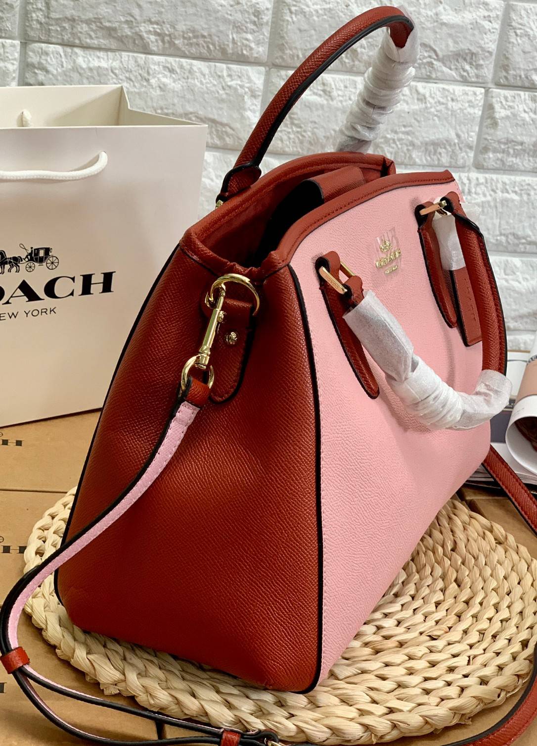 COACH HANDBAG//SHOULDER BAG ((28470)) กระเป๋าหิ้ว//สะพายไหล่ วัสดุหนังแท้ หนังนิ่ม น้ำหนักเบา ใบใหญ่กำลังดีค่ะ ปากกระเป๋าเป็นแบบกระดุมแม่เหล็ก ภายในมี2ช่องใหญ่ ค่อนข้างกว้าง ใส่ของได้ครบเลยทีเดียวค่ะ มีเป็นช่องซิปกลางหนึ่งช่อง และช่องใส่ของจุกจิกได้อีก3ช่