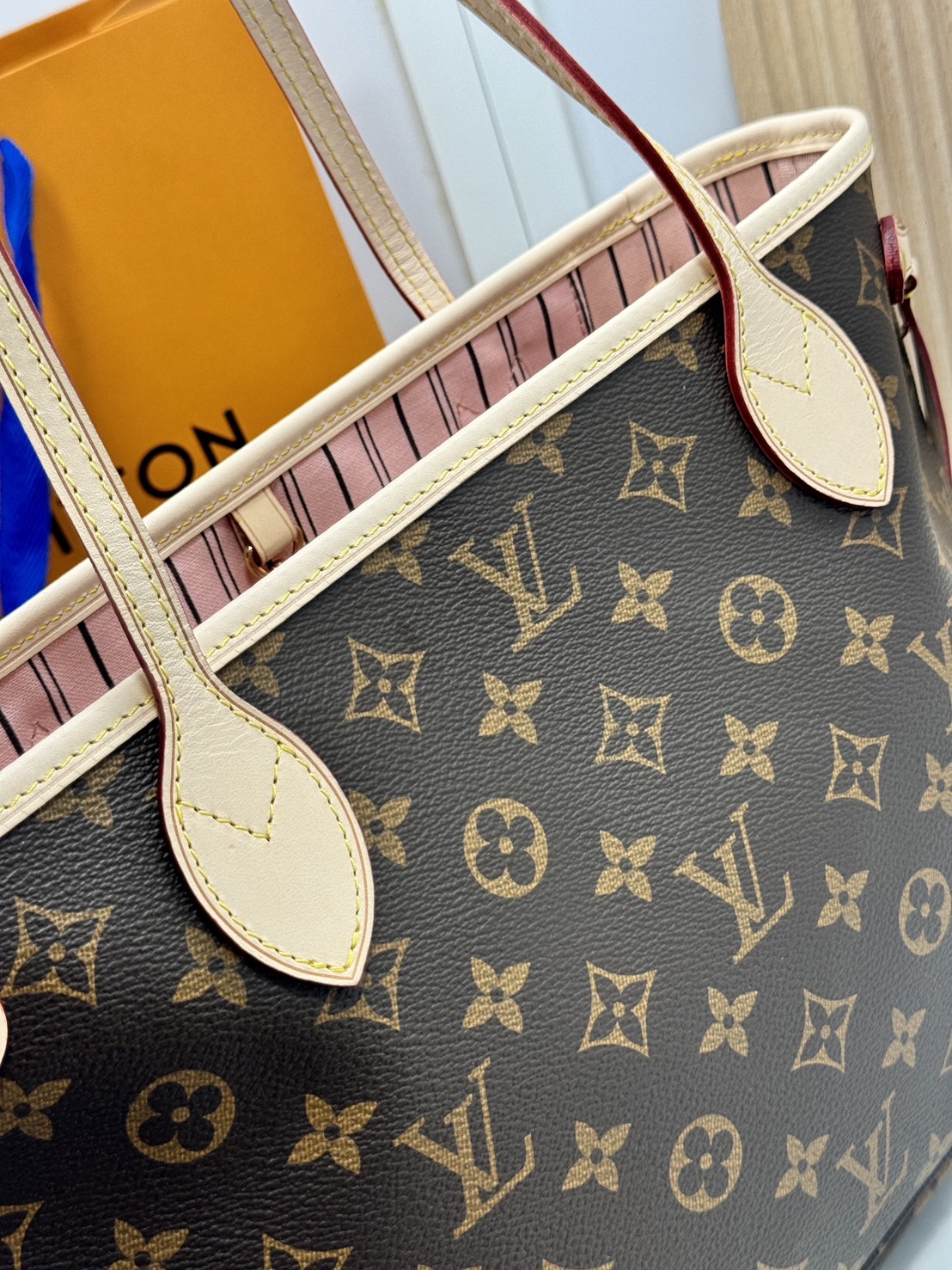 TOP ORI หนังแท้ | LV Neverfull PM bag Monogram Canvas กระเป๋าสะพายทรงโท้ท PM ดีไซน์คลาสสิกเหนือกาลเวลาเข้ากับดีเทลที่สืบทอดมายาวนาน Monogram แคนวาสแต่งขอบหนัง ดีไซน์พื้นที่ด้านในกว้างทว่าดูเพรียวบาง
