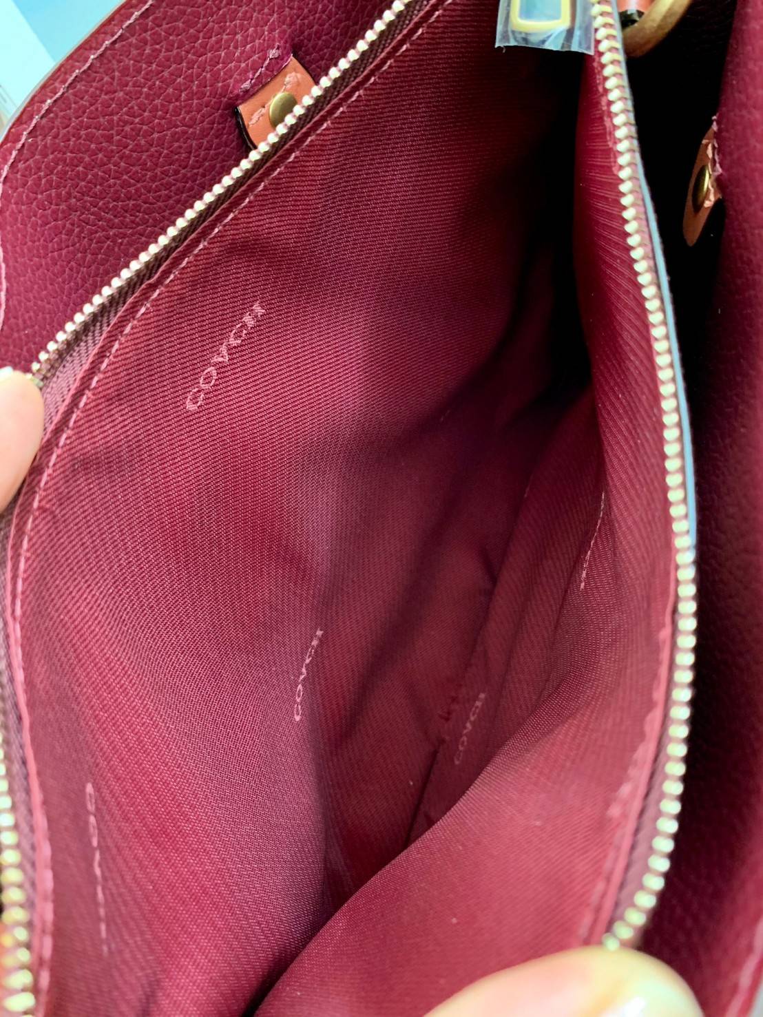 COACH C3889 TYLER CARRYALL 28 IN SIGNATURE CANVAS ((C3460//C3889)) รุ่นยอดฮิตที่สาวๆหลายคนเรียกร้อง กับกระเป๋าถือ/สะพายทรงสวย ที่มาพร้อมสายสะพายไหล่ในตัว และสายครอสบอดี้สำหรับสะพายข้าง ตัวกระเป๋าถูกแบ่งเป็นสัดส่วนสวยงาม มีช่องซิปกลางที่ใหญ่พอสมควร และยังม