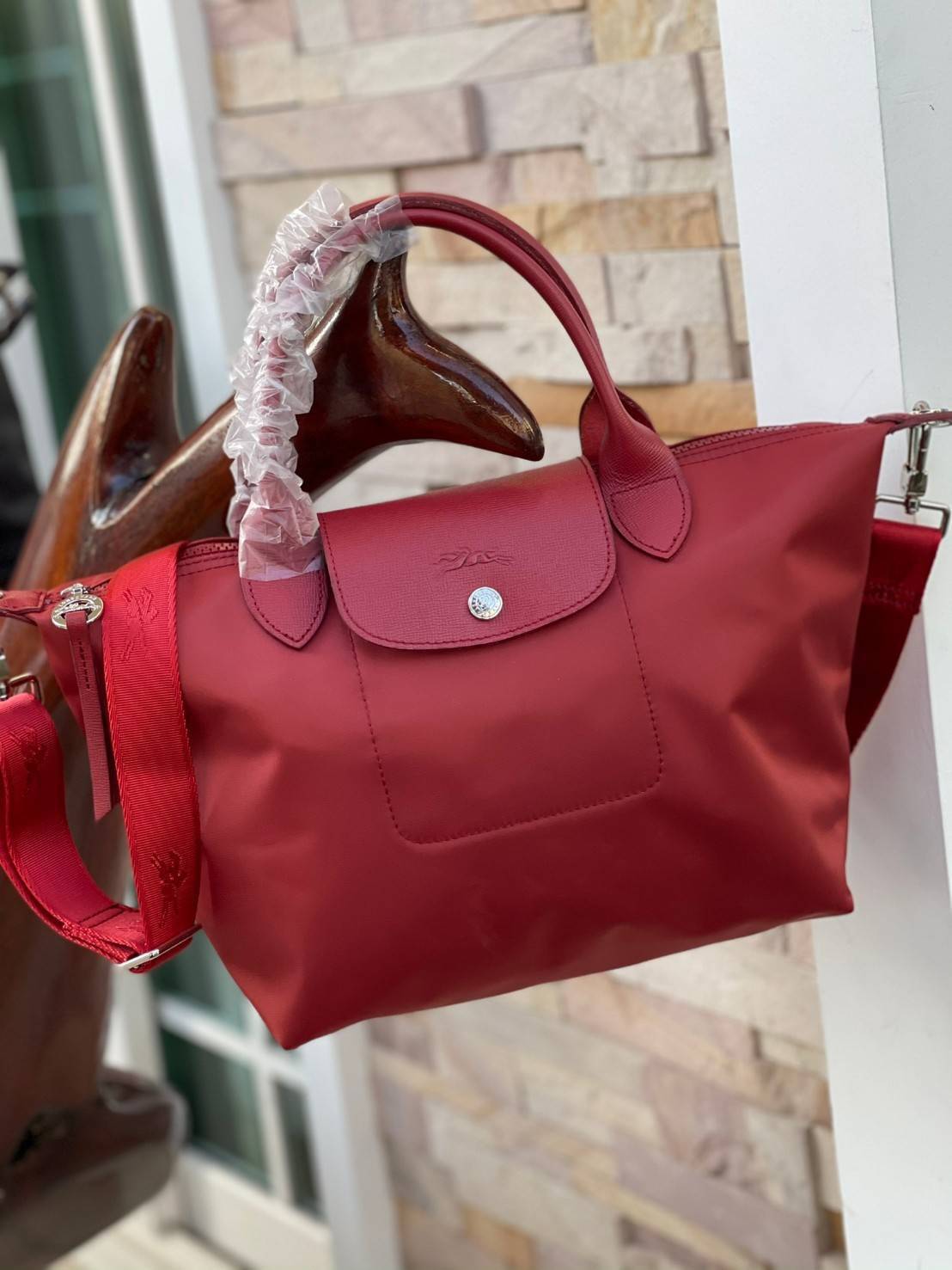 ของแท้ 💯% Longchamp LE PLIAGE NÉO TOP HANDLE BAG (small size) อีกหนึ่งรุ่นยอดนิยม ที่สาวๆ ต้องมีไว้เก็บไว้สักใบ กระเป๋าโท้ทใบนี้ มาพร้อมกับสีที่มีสไตล์เรียบง่าย