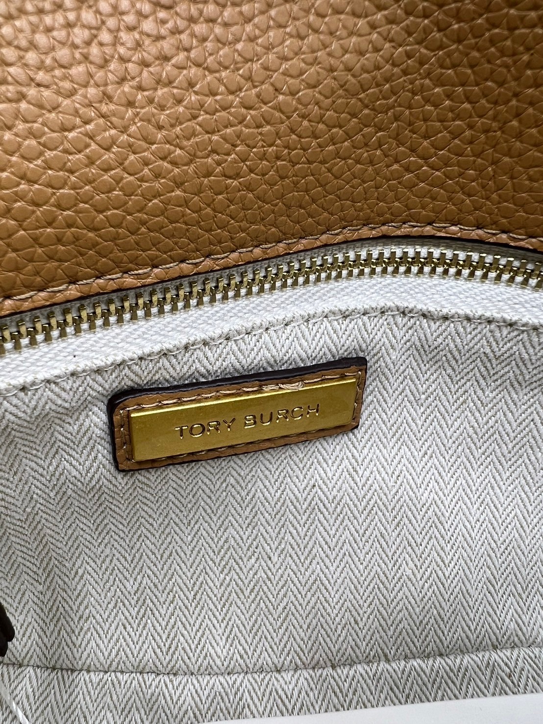 Tory Burch Britten Convertible Crossbody Bag กระเป๋าสะพายดีไซน์เรียบหรู เกรดออริ สลับแท้ 1:1 ใช้งานต่างประเทศได้