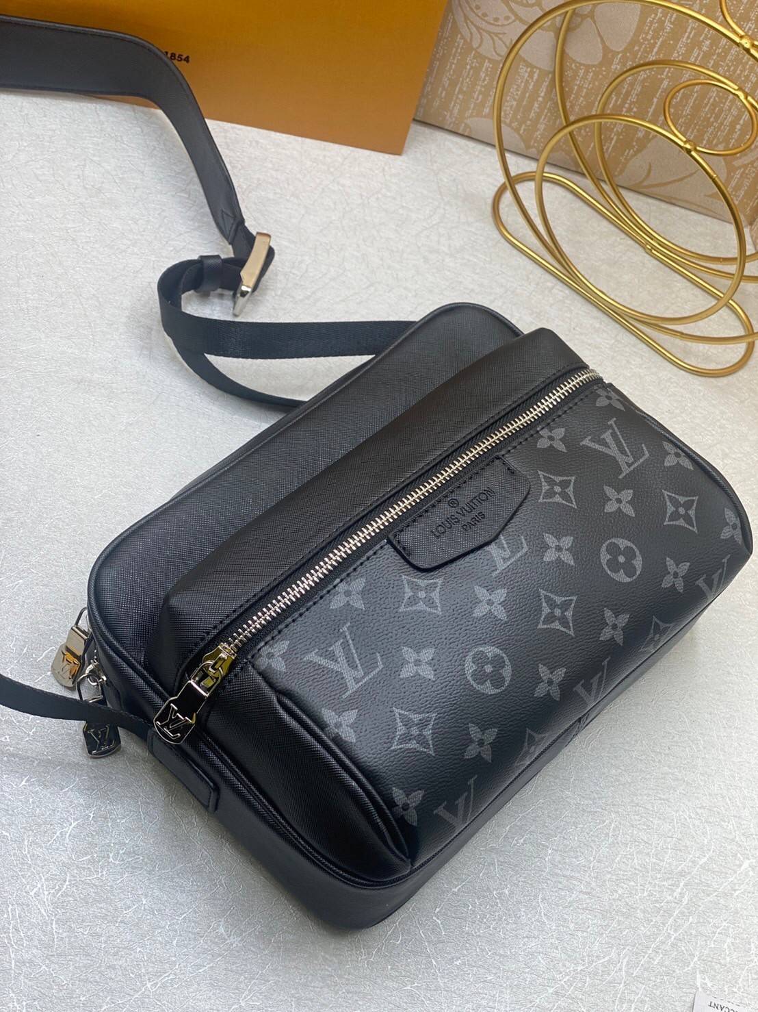 LV Messenger OUTDOOR Bag M30233 กระเป๋าแมสเซนเจอร์ กระเป๋าสะพายข้าง เป็นทรงที่ได้รับความนิยมอย่างมาก เนื่องจากมีขนาดกำลังดี พกพาสะดวกและมีดีไซน์หลากหลาย