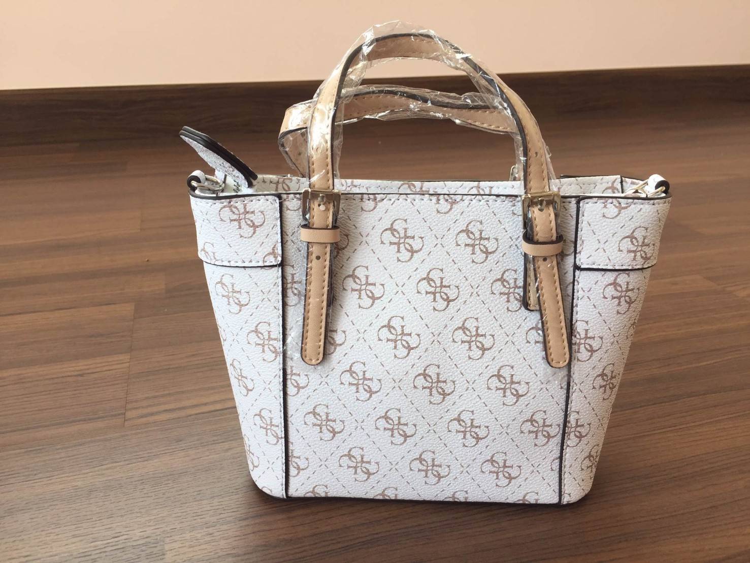 GUESS DELANEY SAFFIANO MINI CROSS BODY BAG กระเป๋าถือหรือสะพายรุ่นที่ฮิตที่สุดจาก GUESS FACTORY หนัง Saffiano ลาย GUESS สวยหรูอยู่ทรงสไตล์ PRADA ขนาดกำลังดีน้ำหนักเบา ด้านหน้าประดับโลโก้พร้อมพวงกุญแจโลโก้แบรนด์ห้อยที่หูกระเป๋า สามารถถอดเเยกใช้ได้ เปิดปิดด