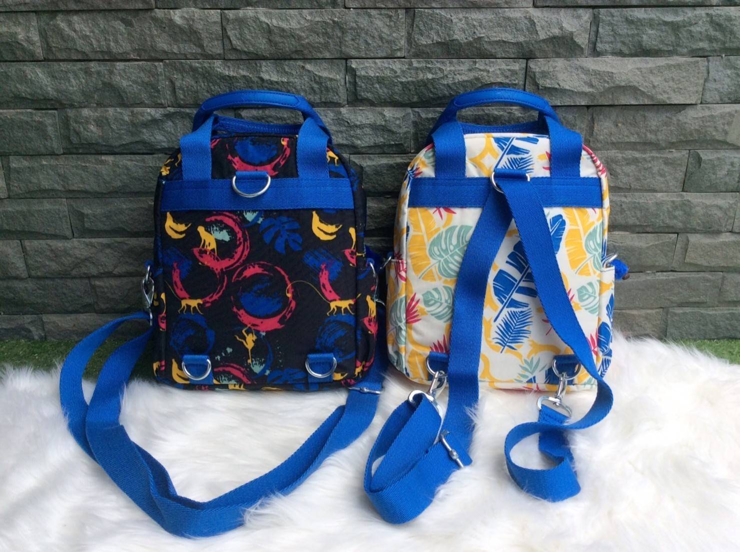 Kipling Mini Backpack 2017 k12688 small flower printed มีพวงกุญแจ Promptpay , พวงกุญแจลิง ,พวงกุญแจอะไหล่ สัญญาลักษณ์ แบรนด์ --------- กระเป๋าขนาดมินิ สามารถใช้งานได้ 3 แบบ : เป็นสะพายหลังได้ / สะพายข้างได้ / มีหูหิ้วถือได้ มีหลายลายให้เลือก ลายสวยน่ารัก 