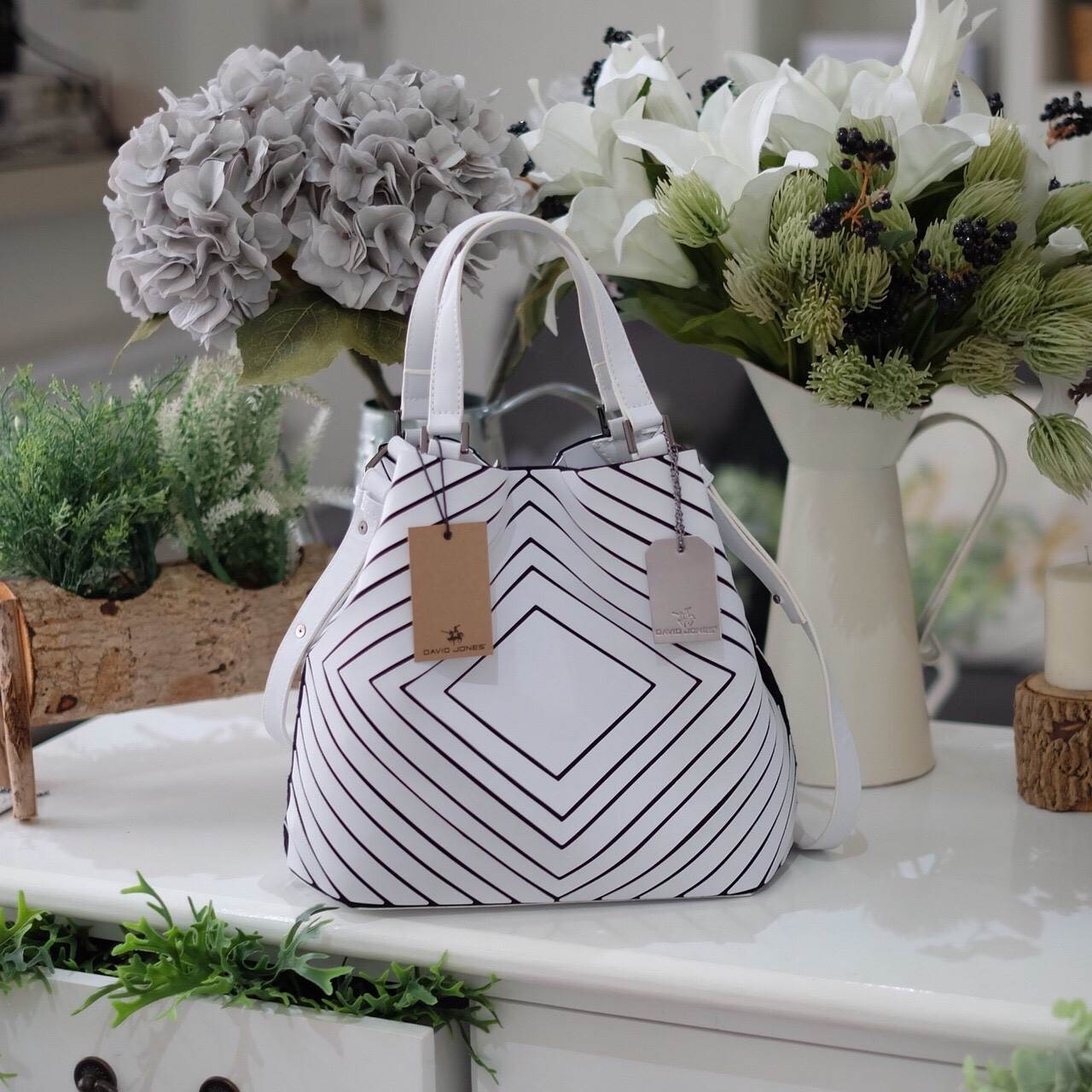 ลายใหม่ Square shape ลาย Limited edition หายาก สวย modern มากค่า 👍ปรับทรงได้ 2 แบบ น่ารักมาก สี Rose morning // Light grey สวยเข้ากับชุดง่ายมาก 💥💥น้ำหนักเบาเพียงแค่ 3.5 ขีดเท่านั้น !!!! 📌📌กระเป๋า จากแบรนด์ David Jon