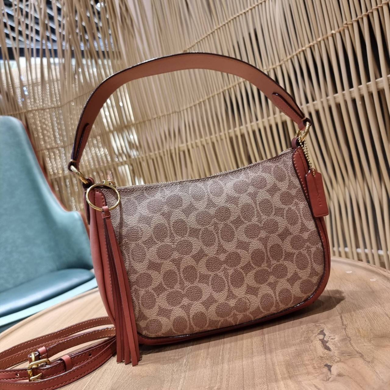 COACH 52577 SUTTON CROSSBODY IN SIGNATURE CANVAS กระเป๋าสะพายไหล่ สวยคลาสสิค สไตล์วินเทจ ใบใหญ่จุใจ วัสดุหนังแคนวาสเคลือบลาย สายคล้องไหล่ในตัว ภายในโล่งกว้าง จุของได้เยอะแน่นๆ มาพร้อมสายสะพาย crossbody ที่จะถอดออก หรือจะสะพายก็เก๋ สวยโดดเด่นแน่นอน พร้อมเส