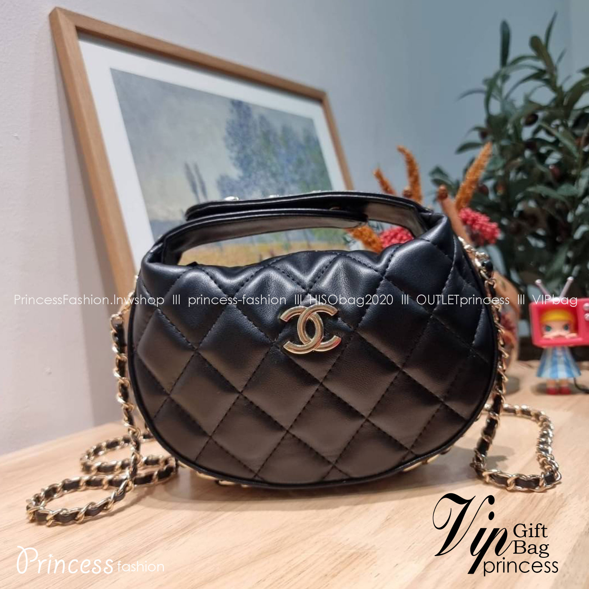 Chanel Pouch Hot item 2023 กระเป๋าสะพายกึ่งพอช ใบเล็กน่ารักน่าใช้ ถือไปไหนก็อัพลุคปัง วัสดุหนังแกะ สัมผัสนิ่มมือ หูจับในตัว ปรับได้อีกเล็กน้อย มาพร้อมสายสะพายโซ่