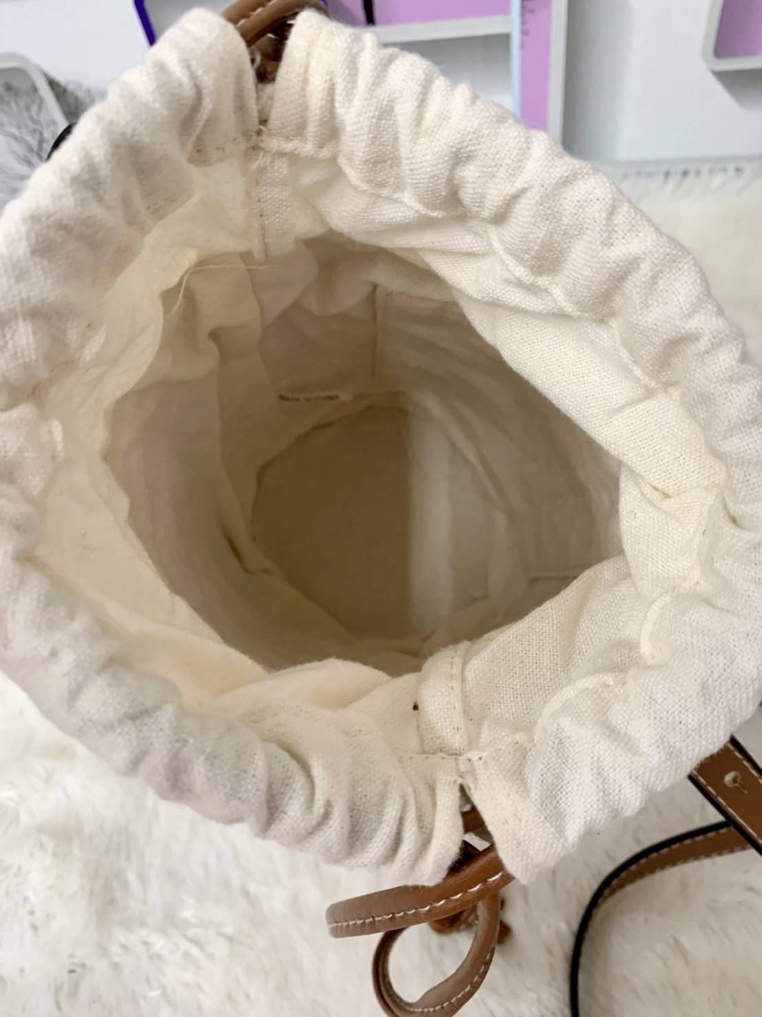 Loewe Bucket Bag / Loewe raffia and hemp bucket bag วัสดุ Textile Canvas & CalfSkin เป็นการนำวัสดุธรรมชาติมาสังเคราะห์หรือทอจนเป็นเนื้อเดียวกันคล้ายงานสาน มีความวินเทจในตัว น้ำหนักเบา ดูแลรักษาง่าย เหมาะกับยุคสมัยที่เข้ากับธรรมชาติและต้องการความคล่องตัว เ