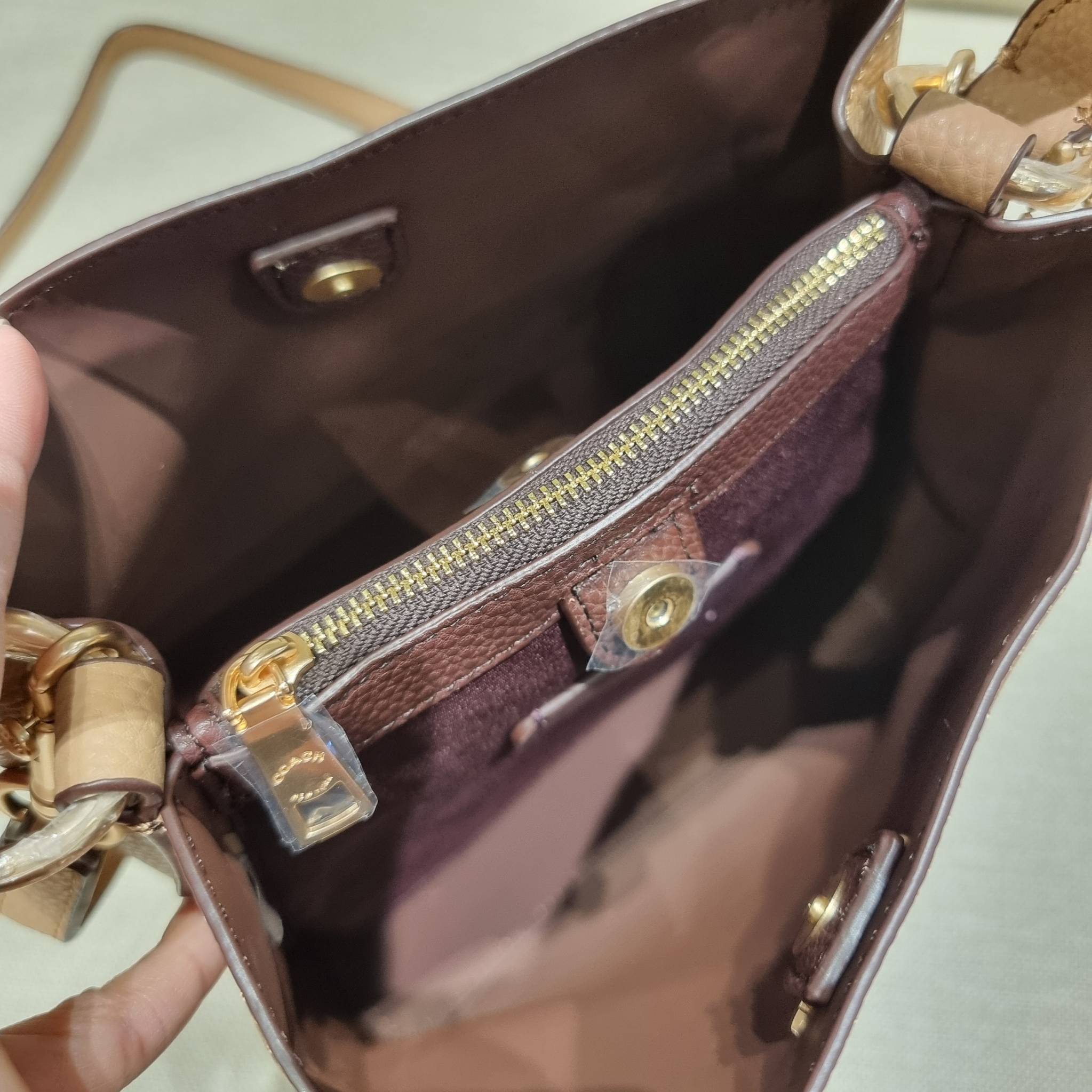 COACH 1011 SMALL TOWN BUCKET BAG รุ่นยอดนิยมใบเล็ก กระเป๋าทรงบัคเก็ต สีคลาสสิคเรียบหรู ตัดกับโลโก้สีทองดูโดดเด่น วัสดุหนัง pepble สวยคมทุกมุมจริงๆ!! เปิด-ปิดด้วยกระดุมแม่เหล็กทั้ง 2 ฝั่ง ภายในเป็นช่องโล่ง มาพร้อมสายสะพายปรับได้ตามตัว ขนาดใบนี้กำลังสวย สะพ